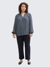 Plus Size - Bluse mit Muster - printed blue white minimal - Model-Vorderansicht
