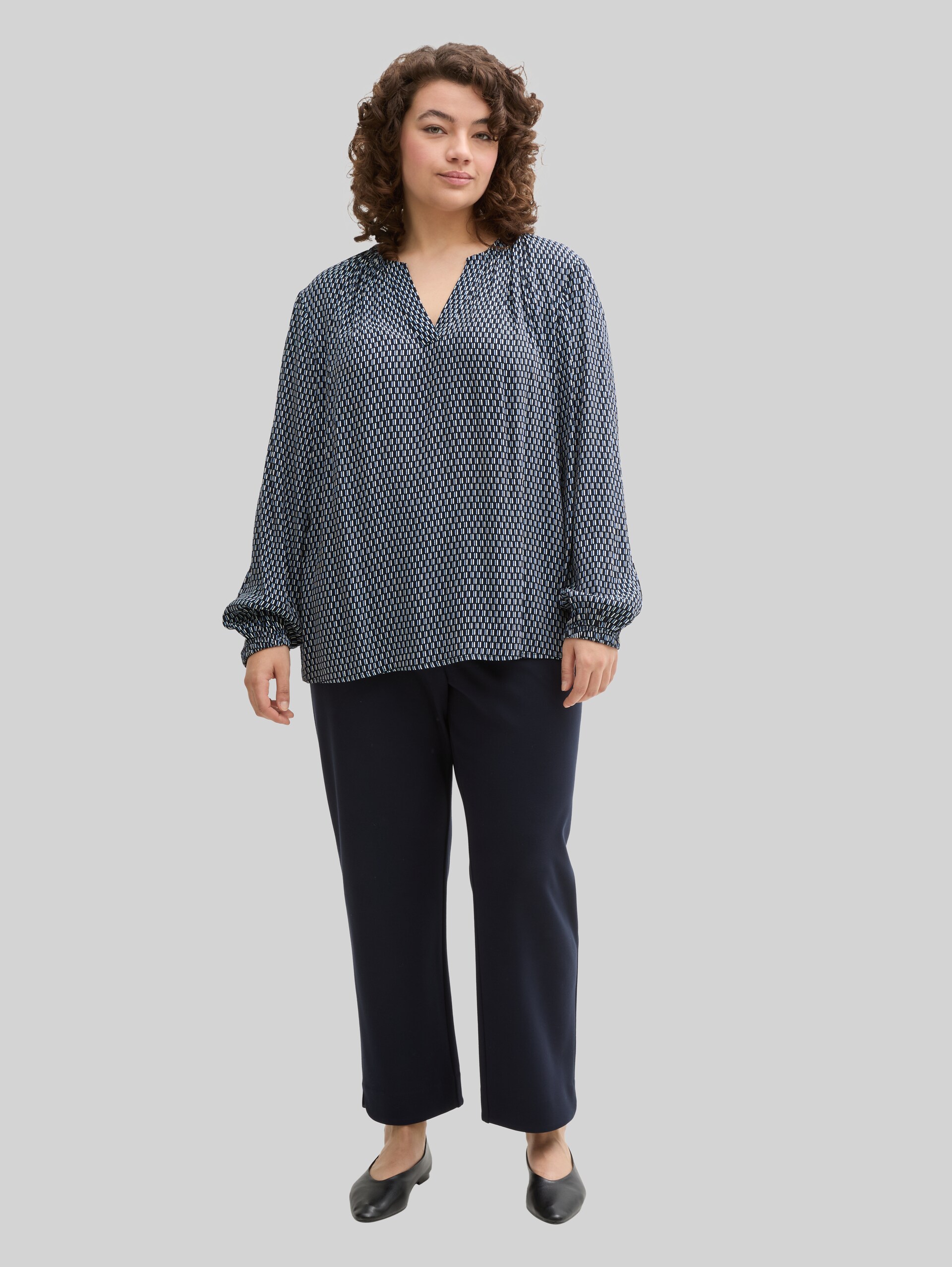 Plus Size - Blouse met patroon - printed blue white minimal - Model vooraanzicht