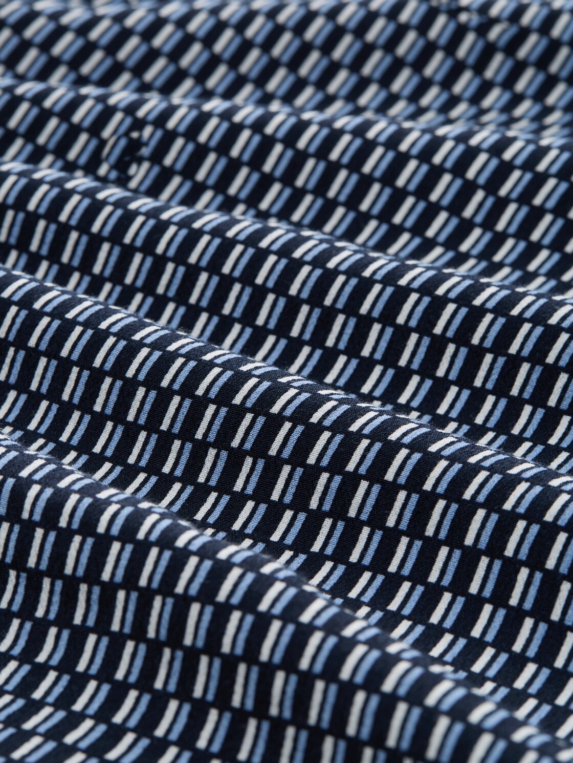 Plus Size - Bluse mit Muster - printed blue white minimal - Material-Ansicht