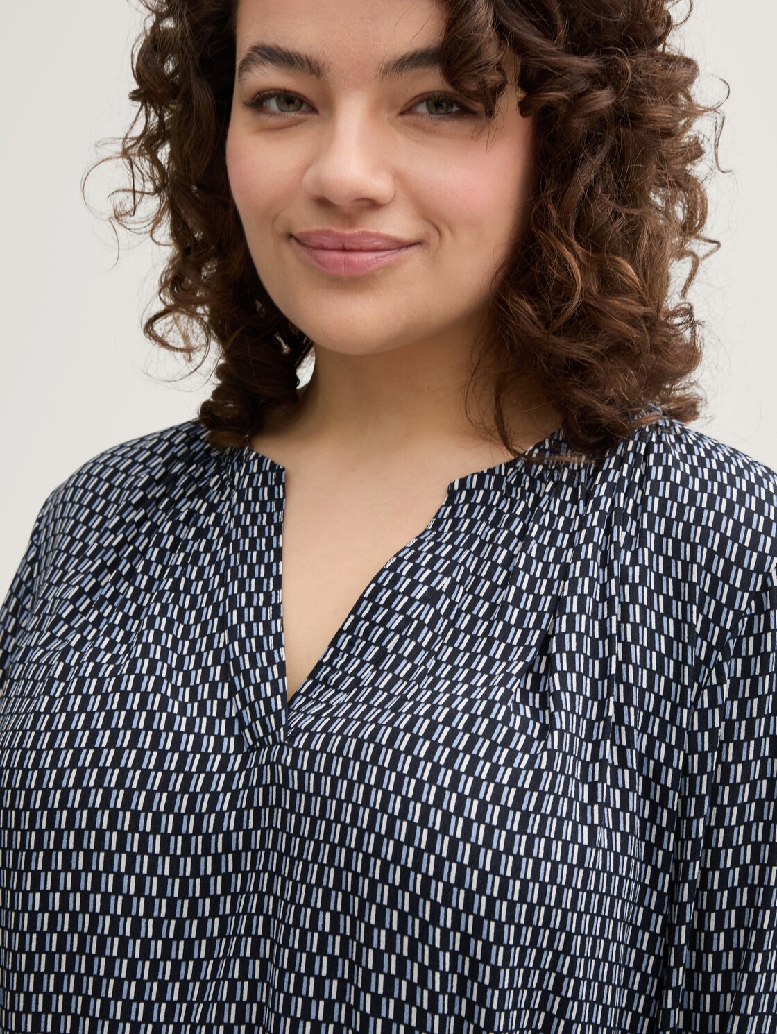 Plus Size - Bluse mit Muster - printed blue white minimal - Detail-Model-Ansicht