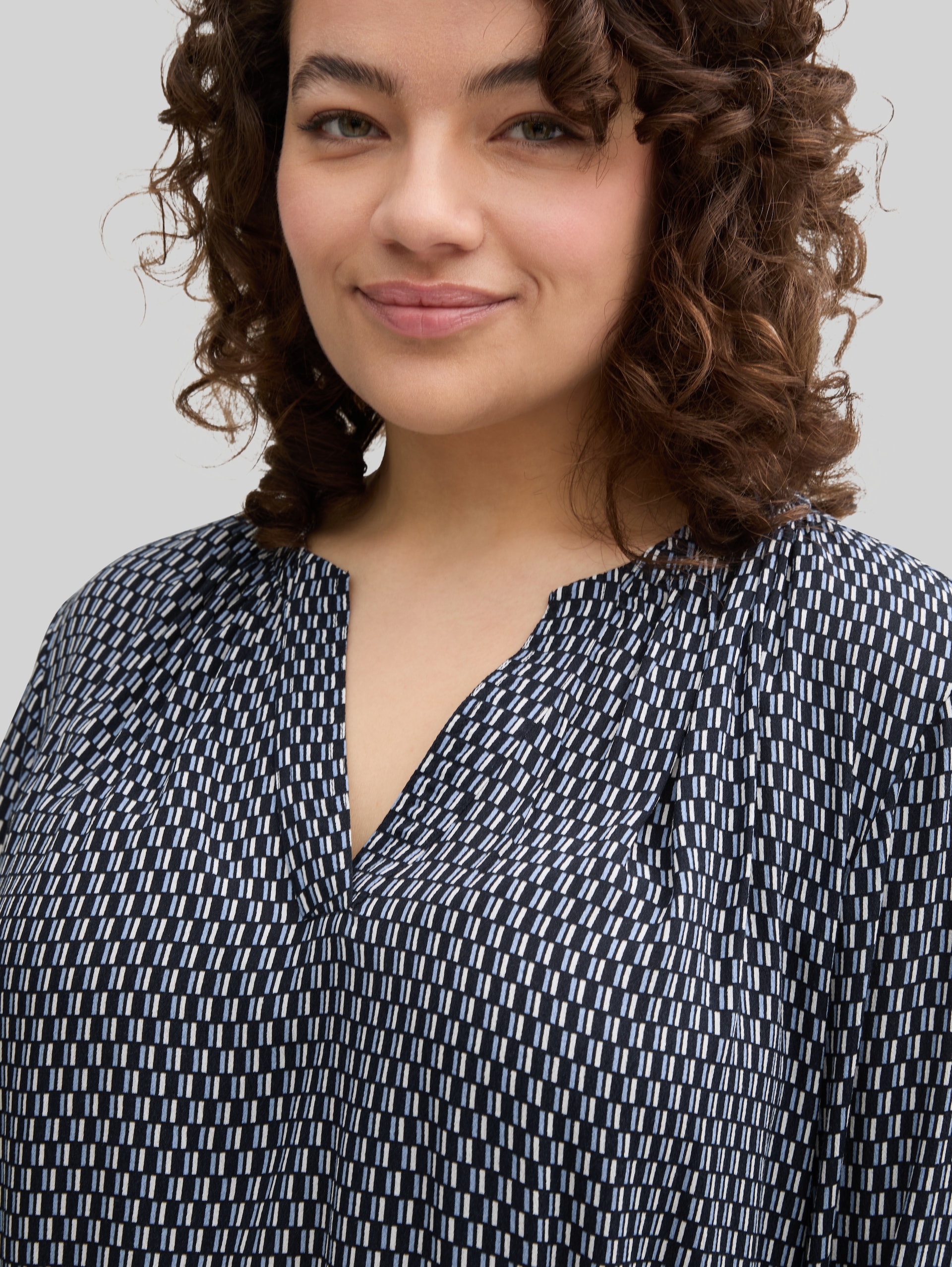 Plus Size - Blouse met patroon - printed blue white minimal - Detailaanzicht model