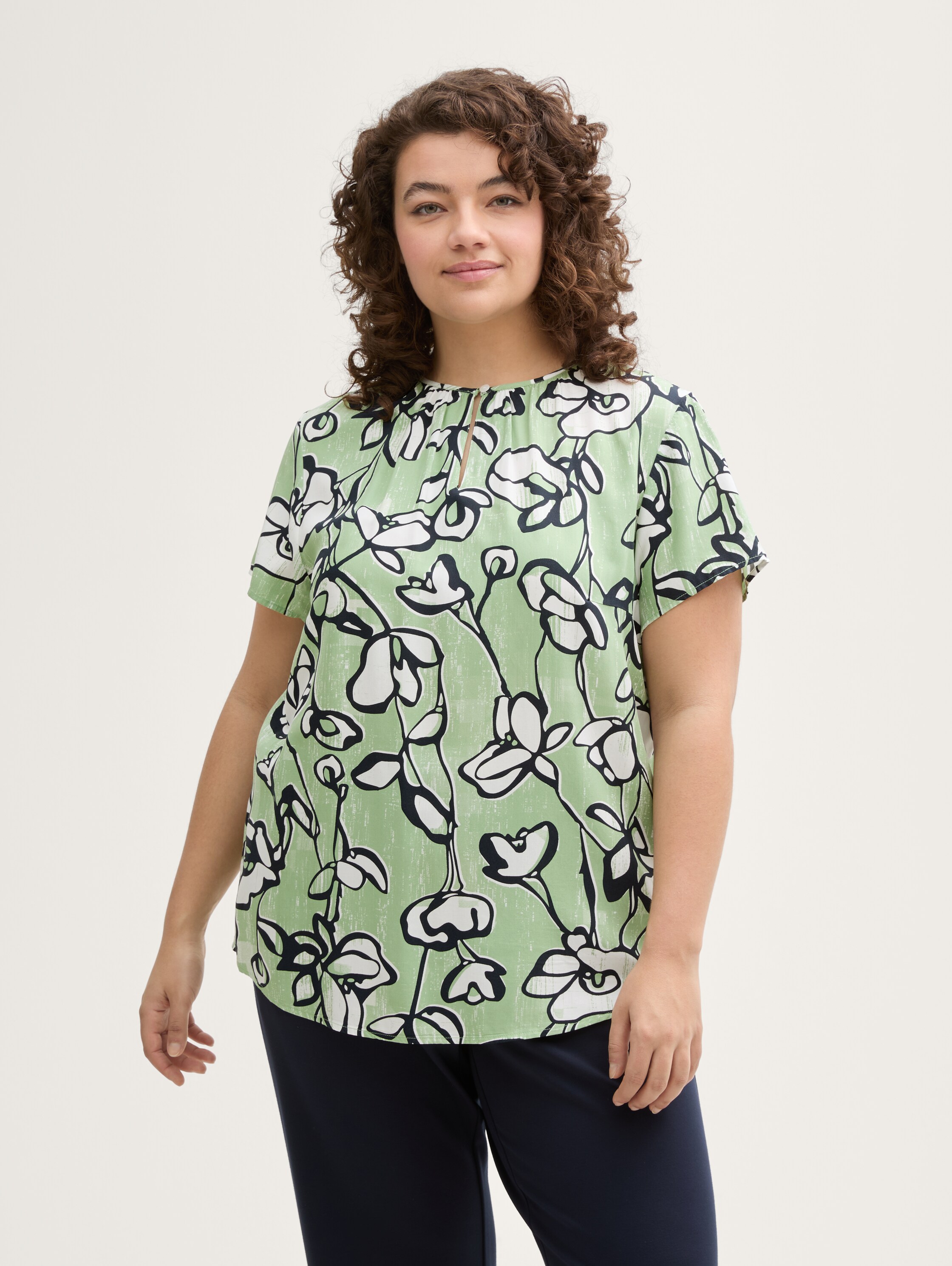 Plus Size - Bluse aus Viskose - fresh_spring_floral_design - Ausschnitt Model-Vorderansicht