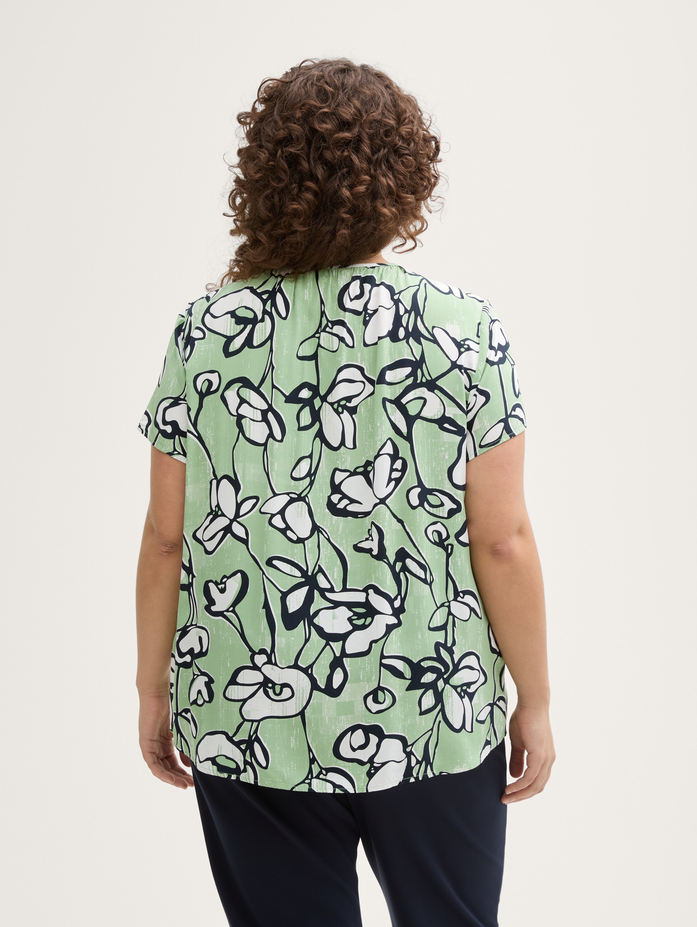 Plus Size - Bluse aus Viskose - fresh_spring_floral_design - Auschnitt Model-Rückansicht