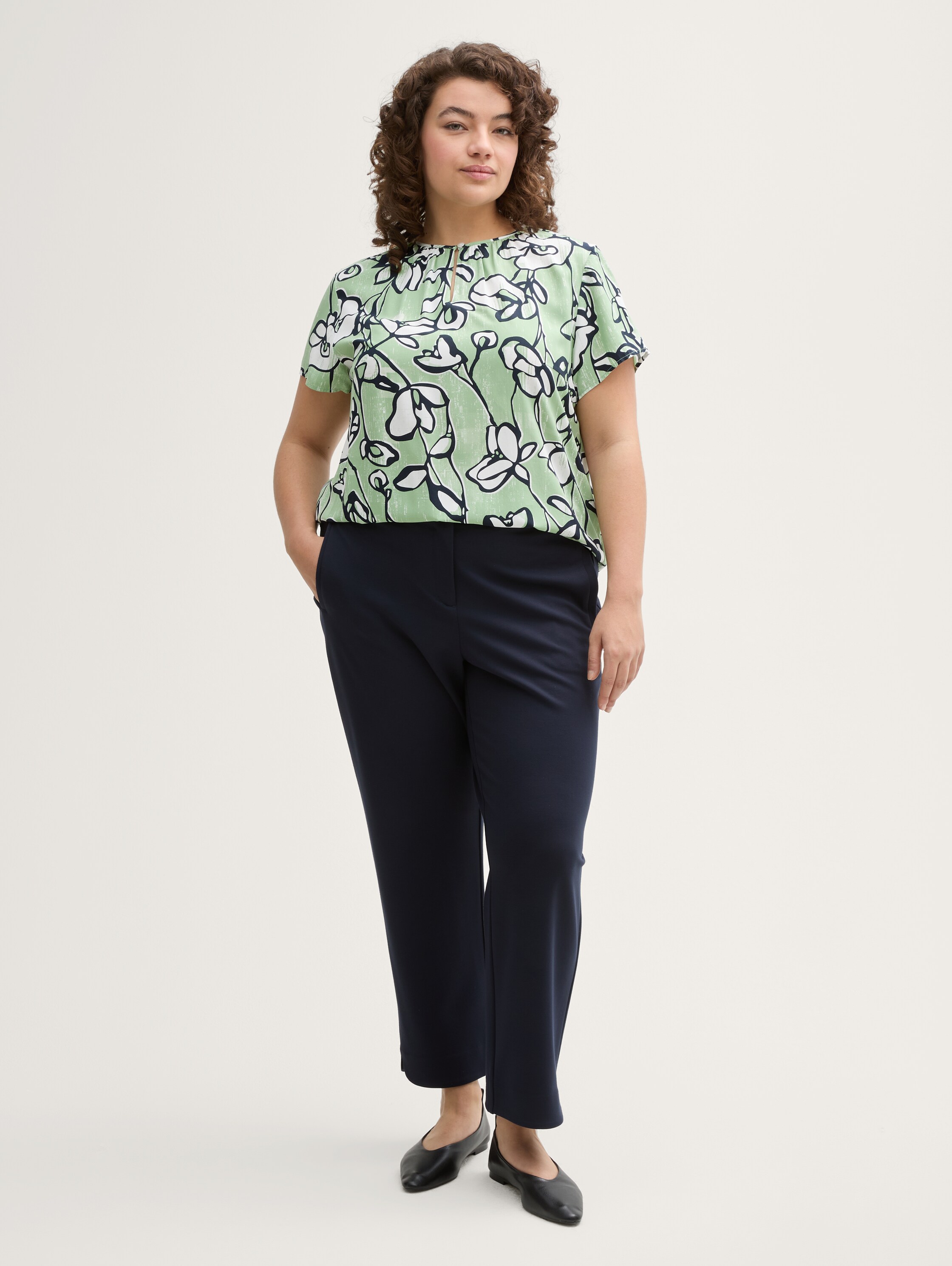 Plus Size - Bluse aus Viskose - fresh_spring_floral_design - Model-Vorderansicht