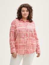 Plus Size - Bluse mit Muster - berry red check design - Ausschnitt Model-Vorderansicht