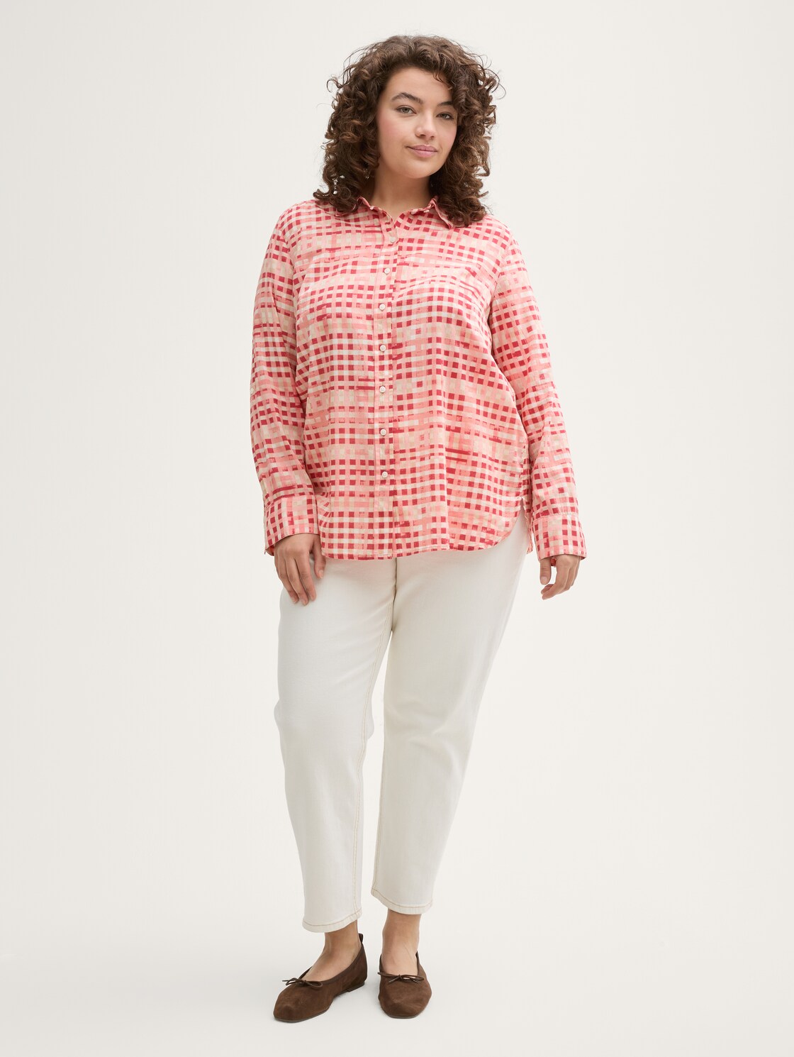 Plus Size - Bluse mit Muster - berry red check design - Model-Vorderansicht