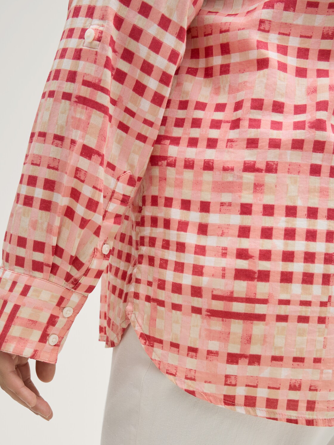 Plus Size - Bluse mit Muster - berry red check design - Detail-Model-Ansicht