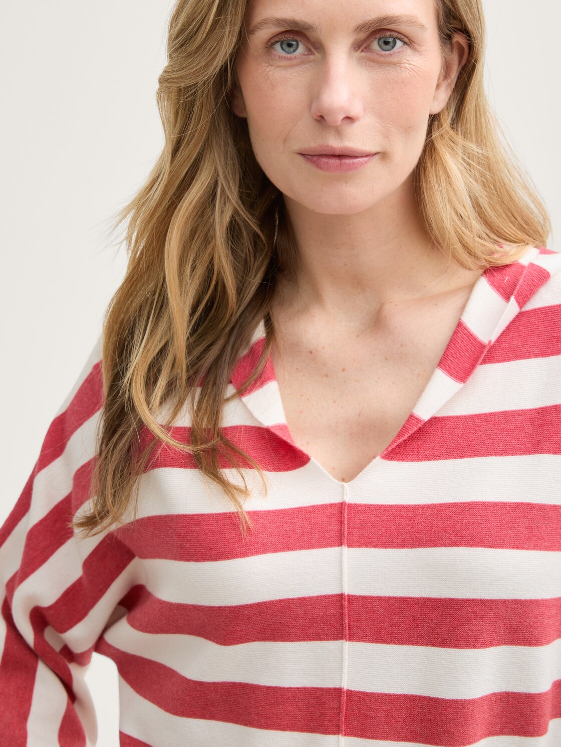 Loose Fit Strickpullover mit Kapuze - red melange block stripe - Detail-Model-Ansicht