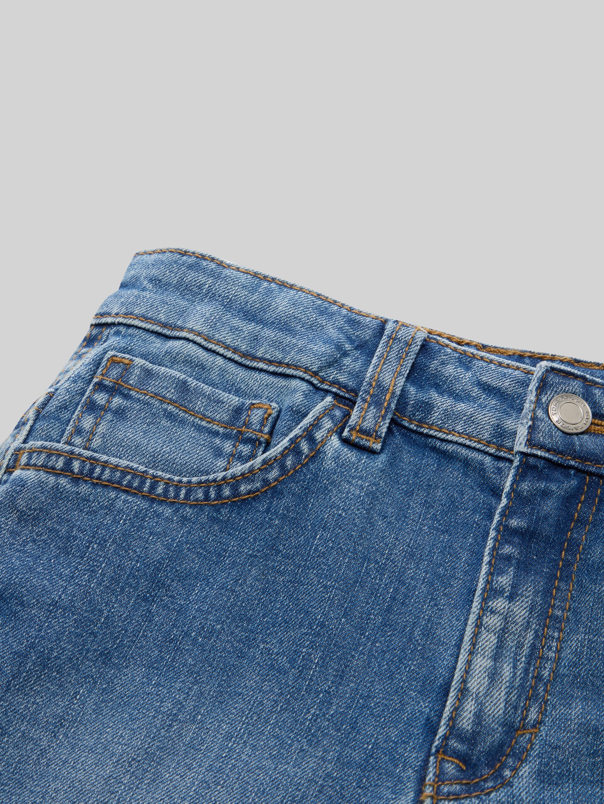 Basic Jeans Shorts - mid stone bright blue denim - Detail-Model-Ansicht