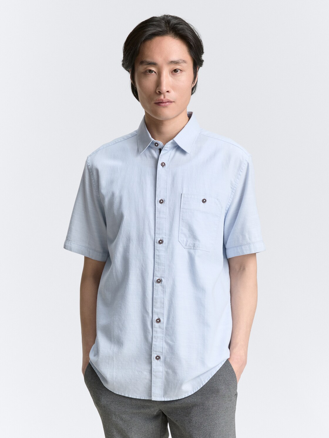 Regular Fit Kurzarmhemd mit Brusttasche - powder blue zigzag structure - Ausschnitt Model-Vorderansicht