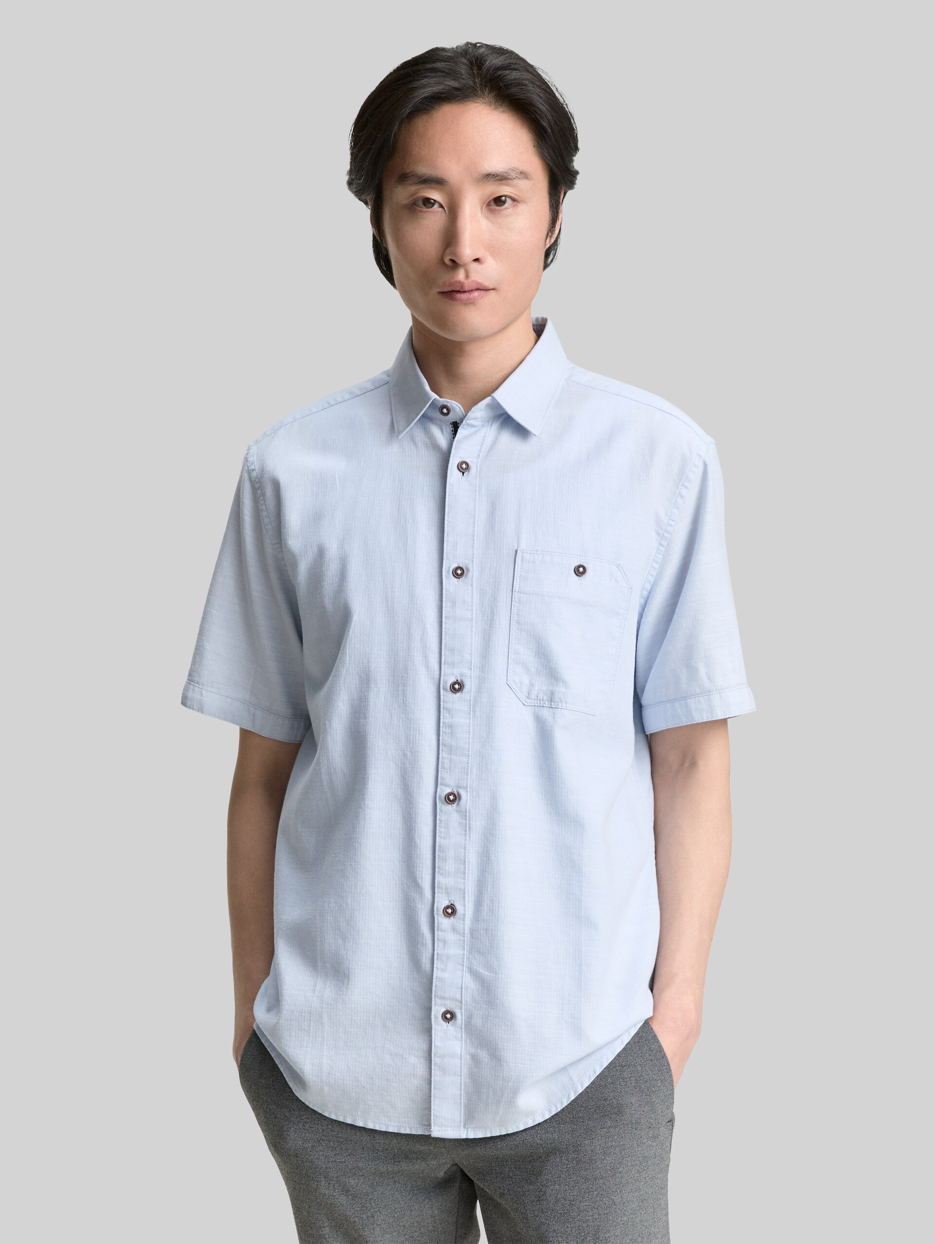 Regular fit short sleeve shirt with breast pocket - powder blue zigzag structure - Neckline model front view