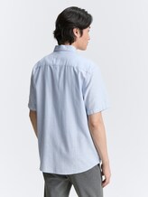 Regular Fit Kurzarmhemd mit Brusttasche - powder blue zigzag structure - Auschnitt Model-Rückansicht