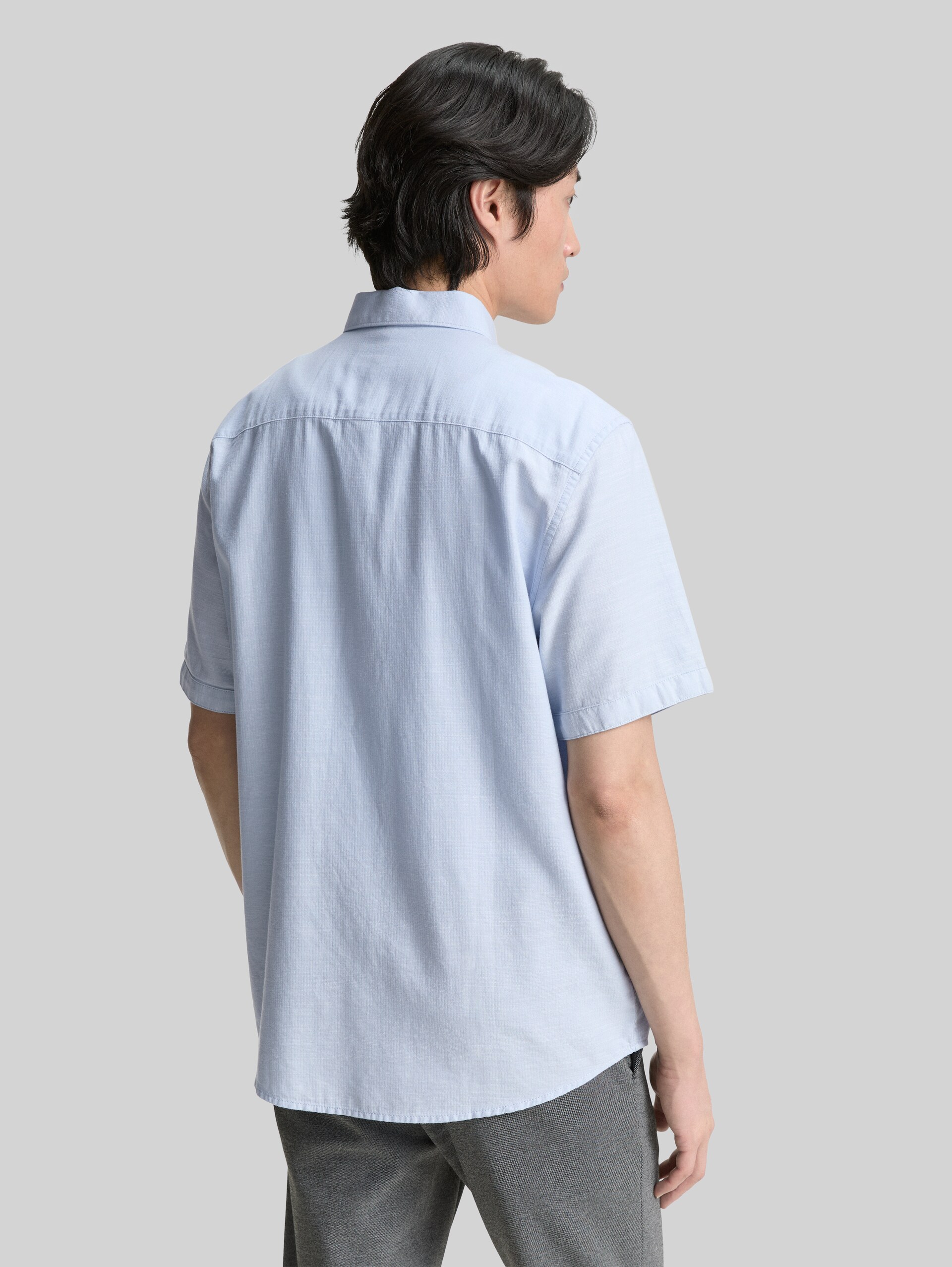 Regular fit short sleeve shirt with breast pocket - powder blue zigzag structure - Neckline model-back view