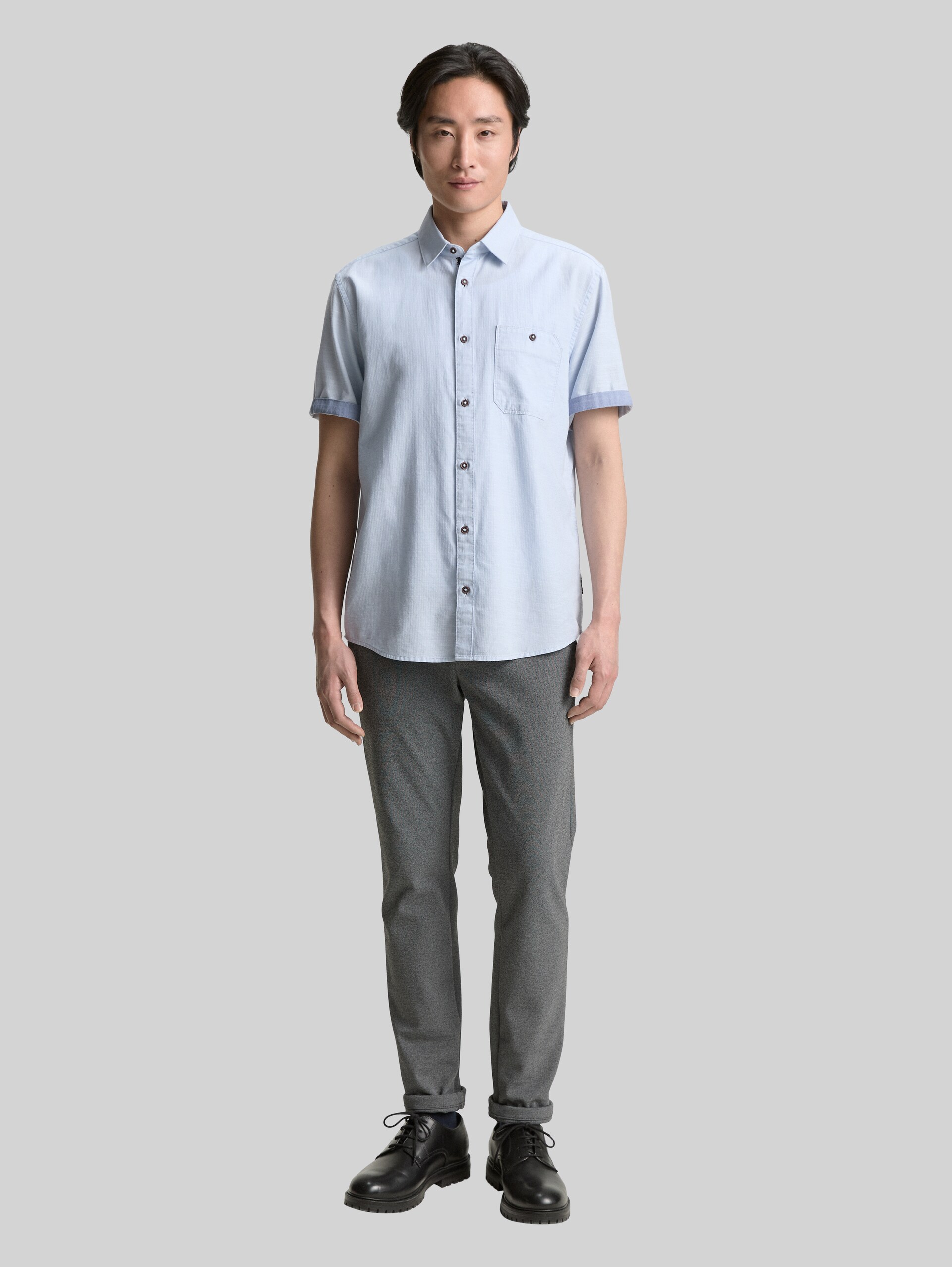 Regular fit short sleeve shirt with breast pocket - powder blue zigzag structure - Model front view