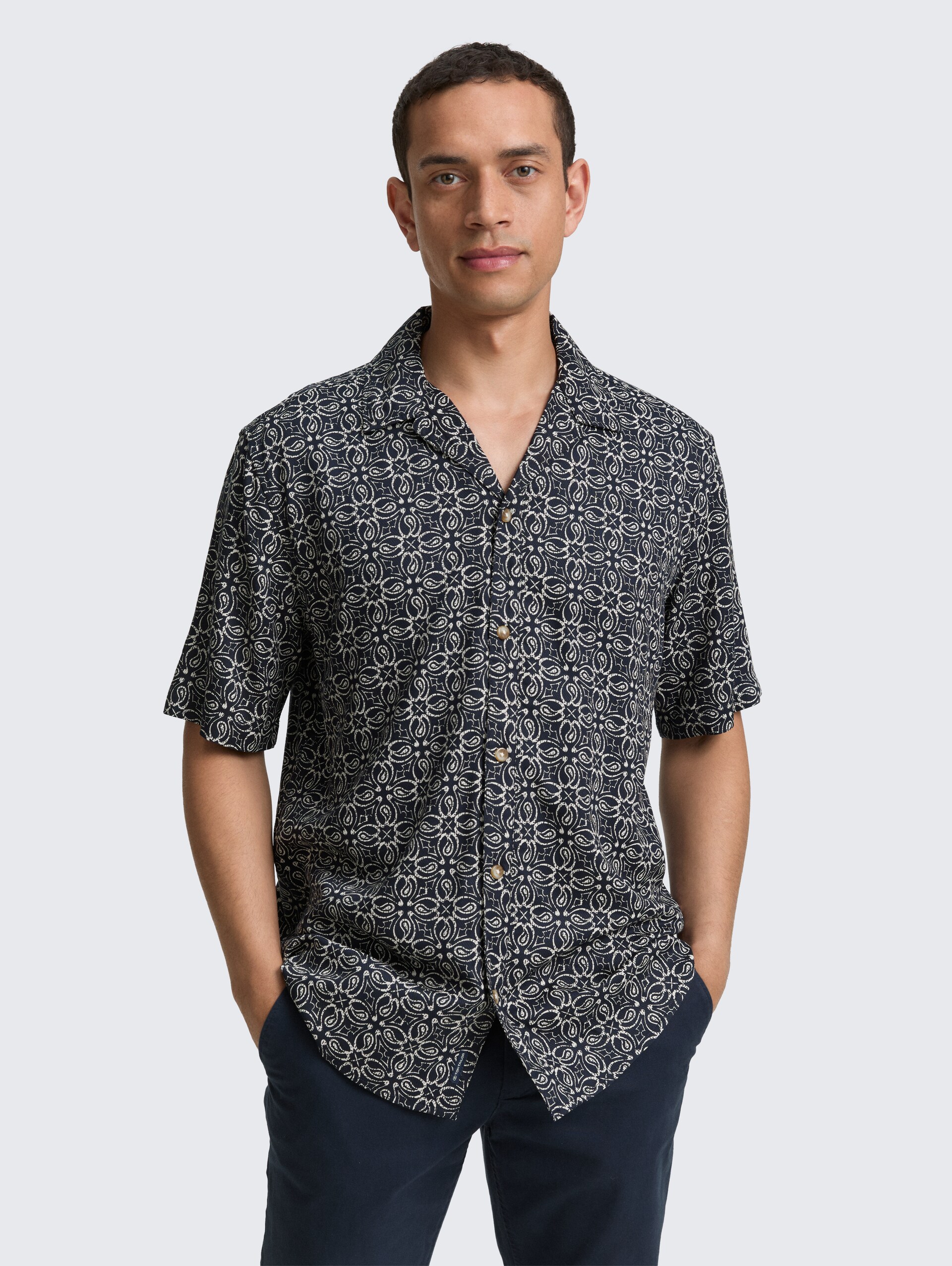 Comfort Fit Kurzarmhemd im Hawaii-Look - navy mosaic design - Ausschnitt Model-Vorderansicht
