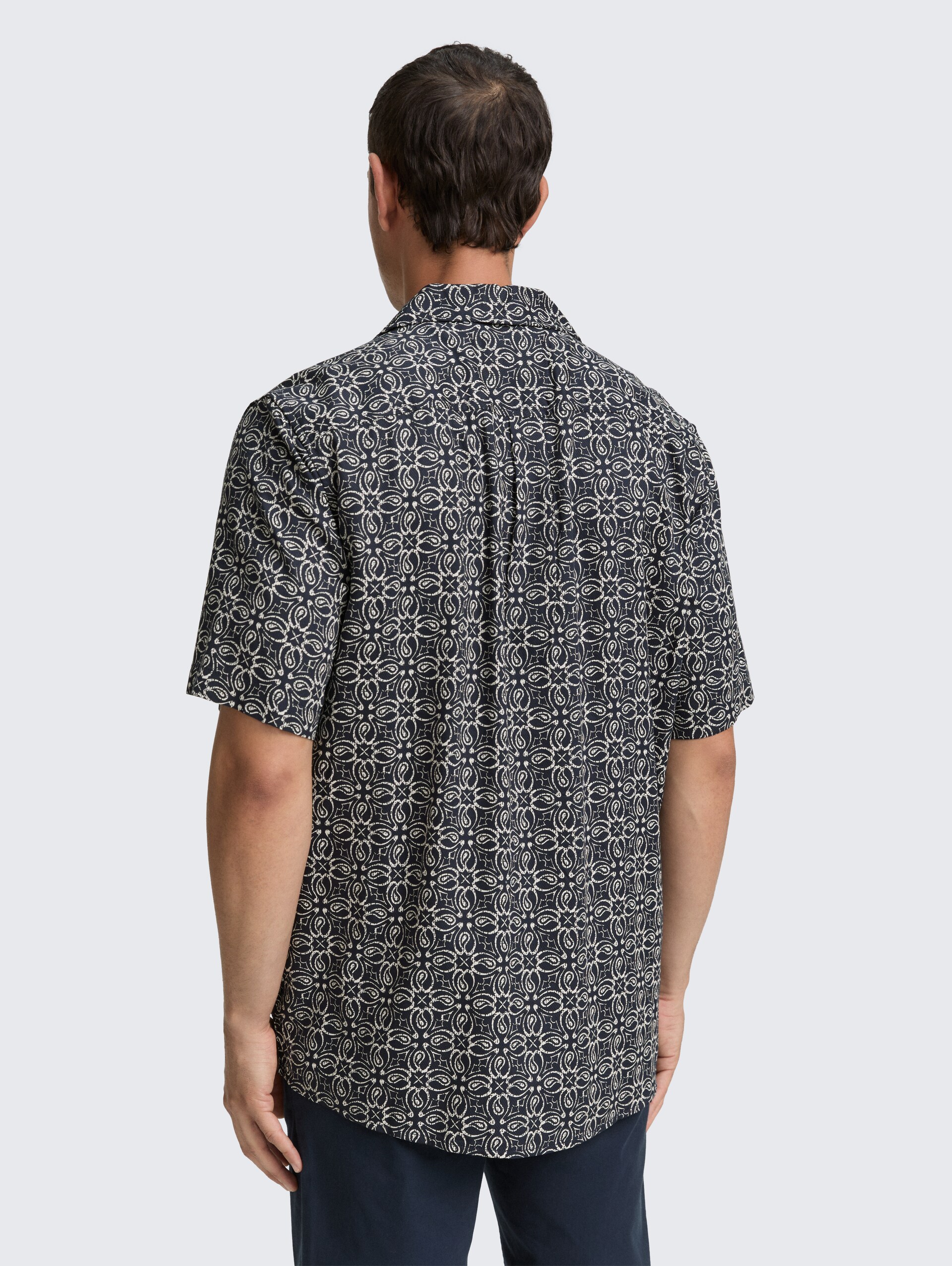 Comfort Fit Kurzarmhemd im Hawaii-Look - navy mosaic design - Auschnitt Model-Rückansicht