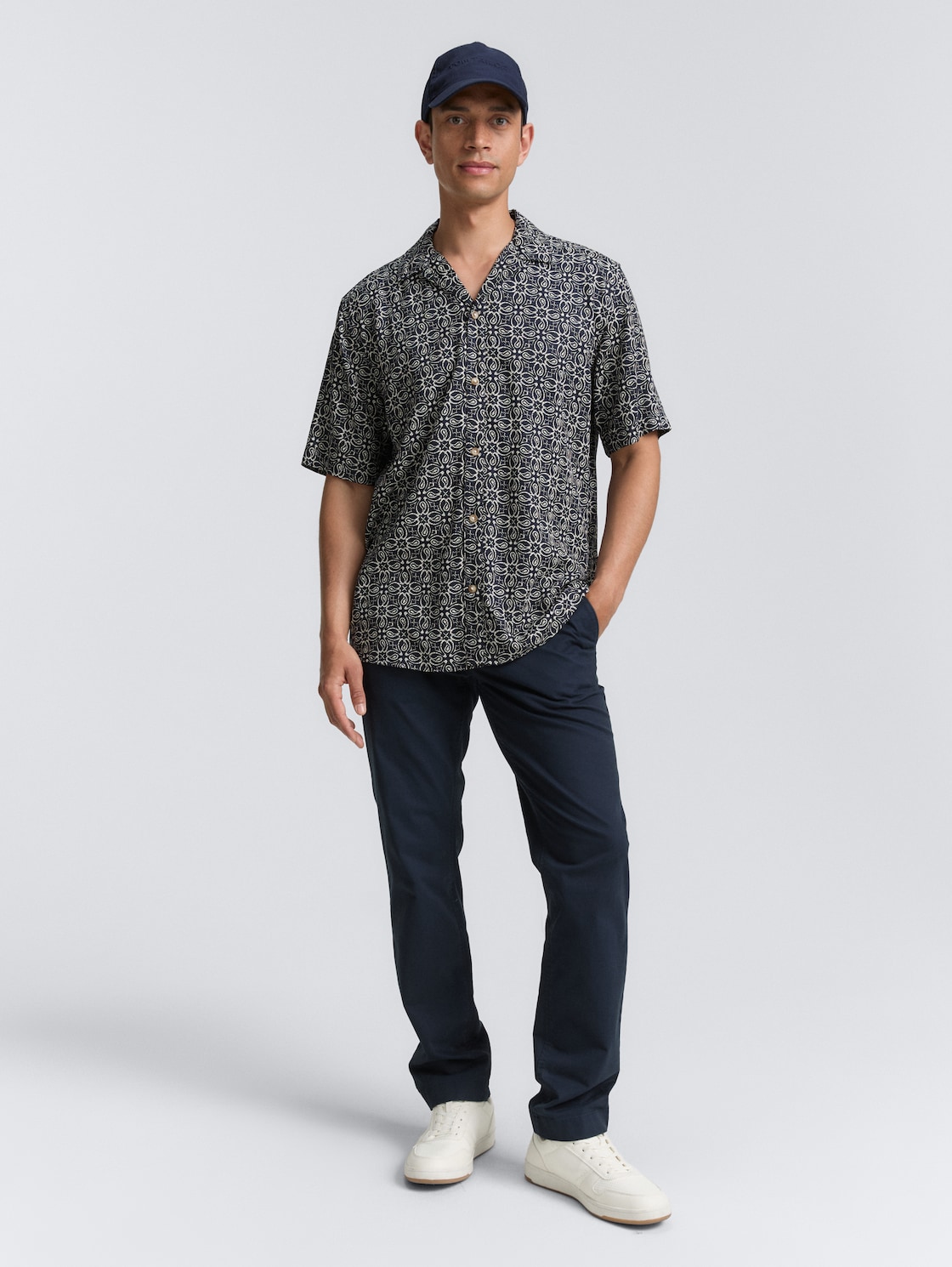 Comfort Fit Kurzarmhemd im Hawaii-Look - navy mosaic design - Model-Vorderansicht