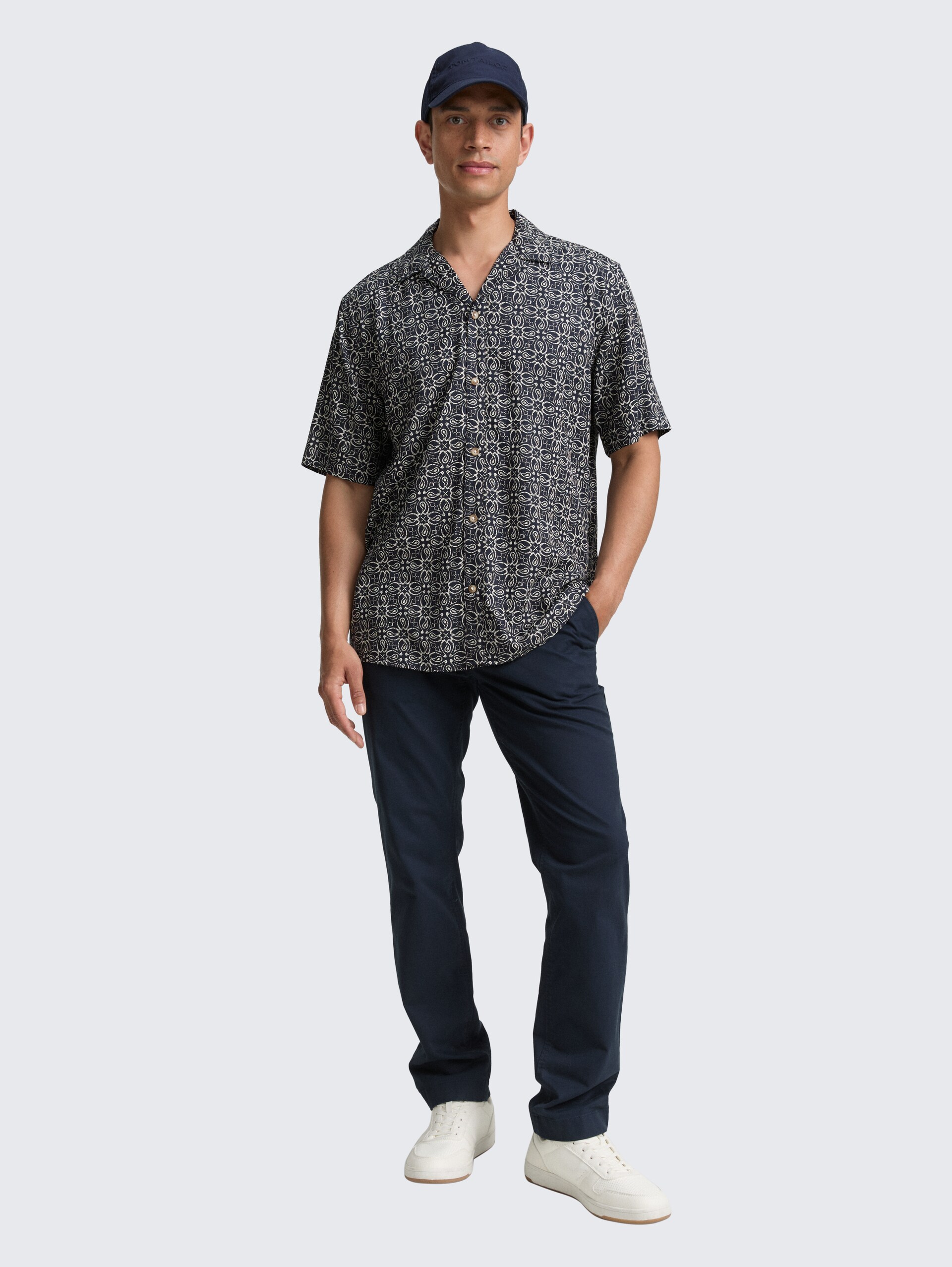 Comfort Fit Kurzarmhemd im Hawaii-Look - navy mosaic design - Model-Vorderansicht