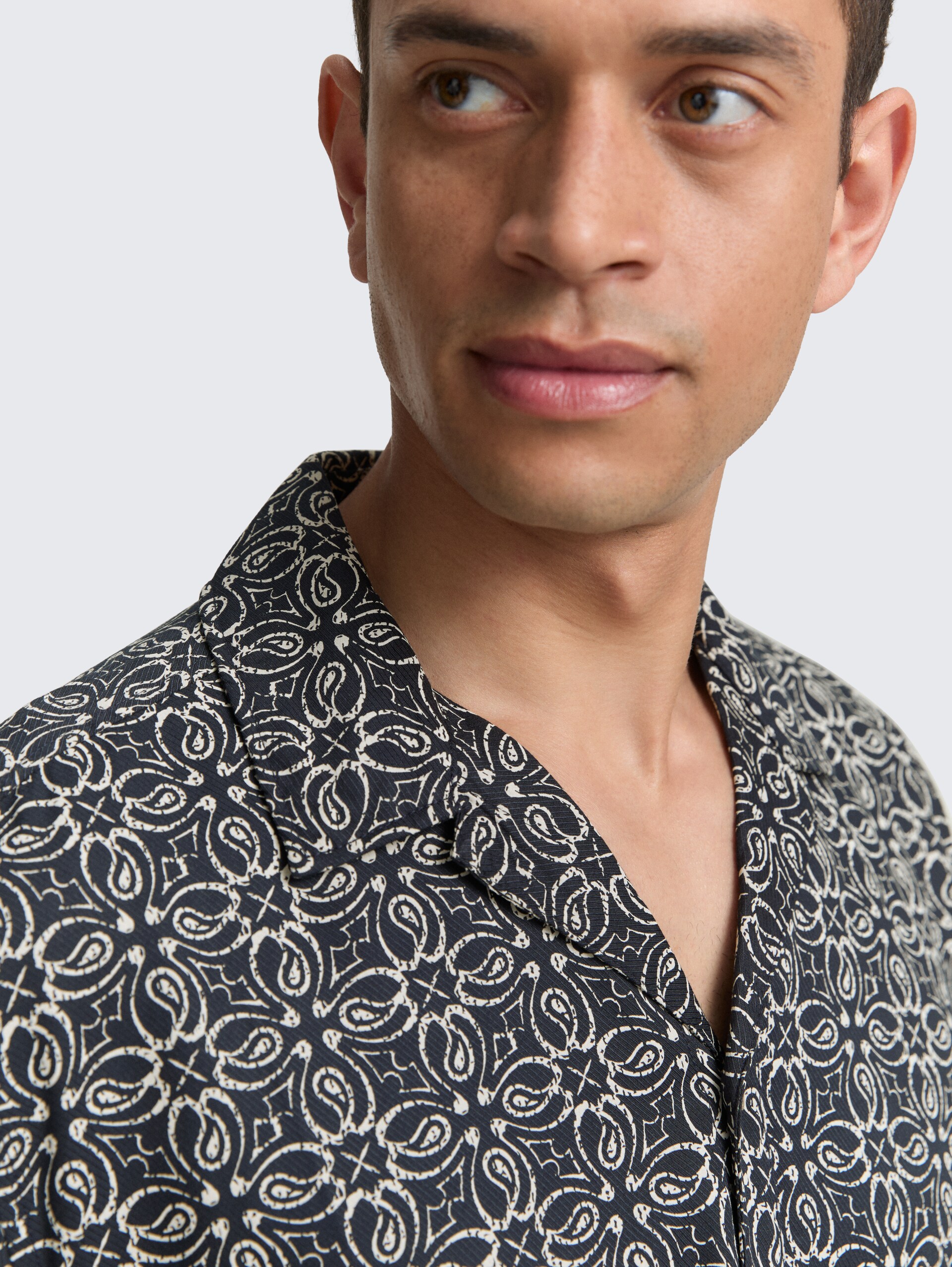 Comfort Fit Kurzarmhemd im Hawaii-Look - navy mosaic design - Detail-Model-Ansicht