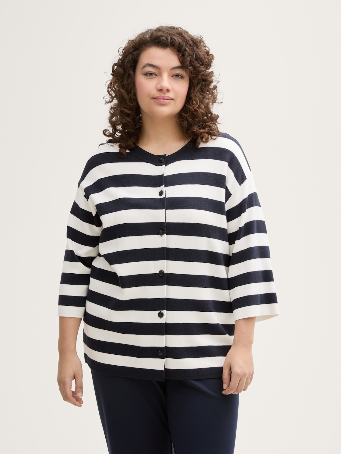 Plus Size - Cardigan mit Streifenmuster - navy offwhite block stripe - Ausschnitt Model-Vorderansicht