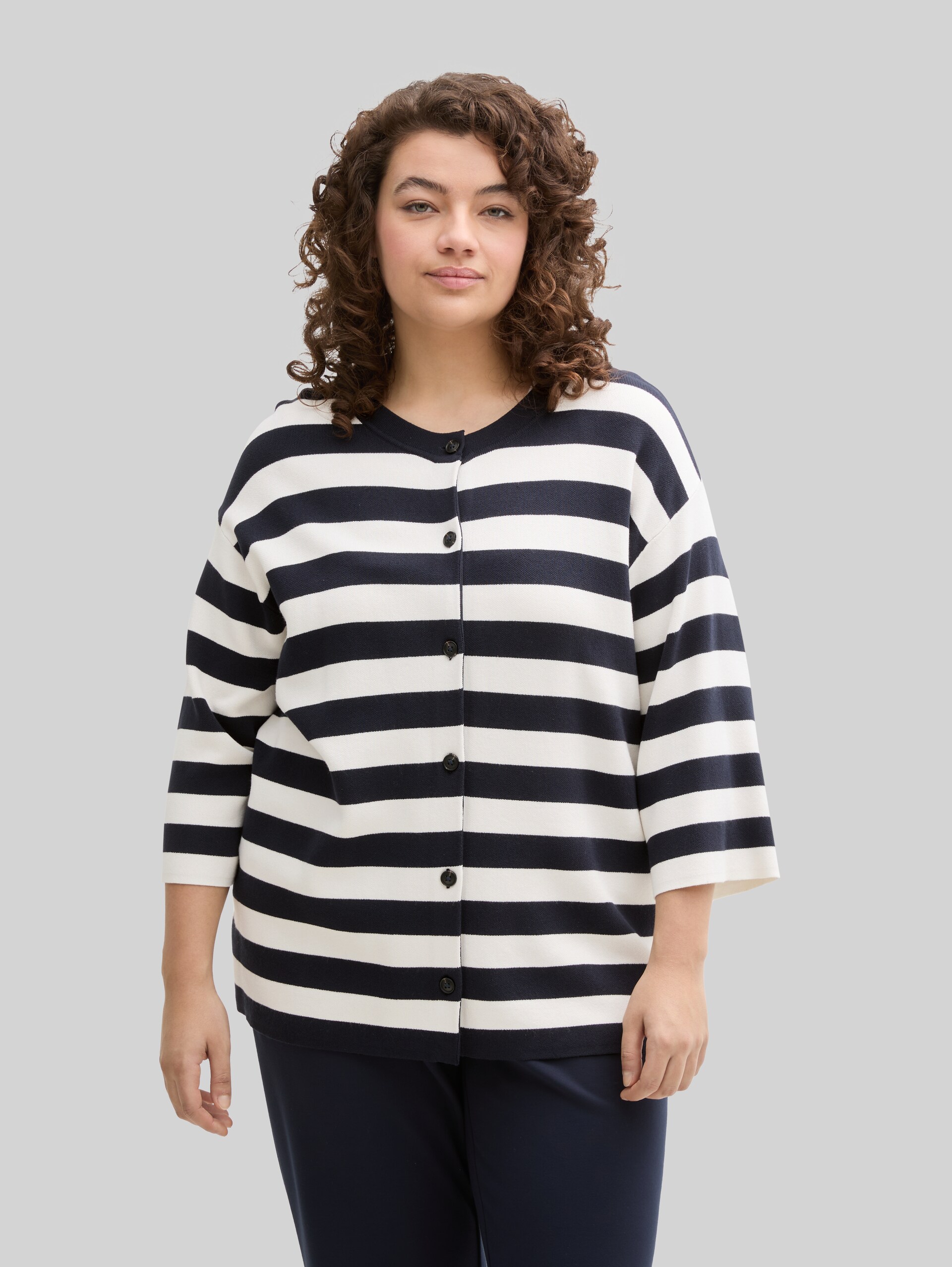 Plus Size - Cardigan mit Streifenmuster - navy offwhite block stripe - Ausschnitt Model-Vorderansicht