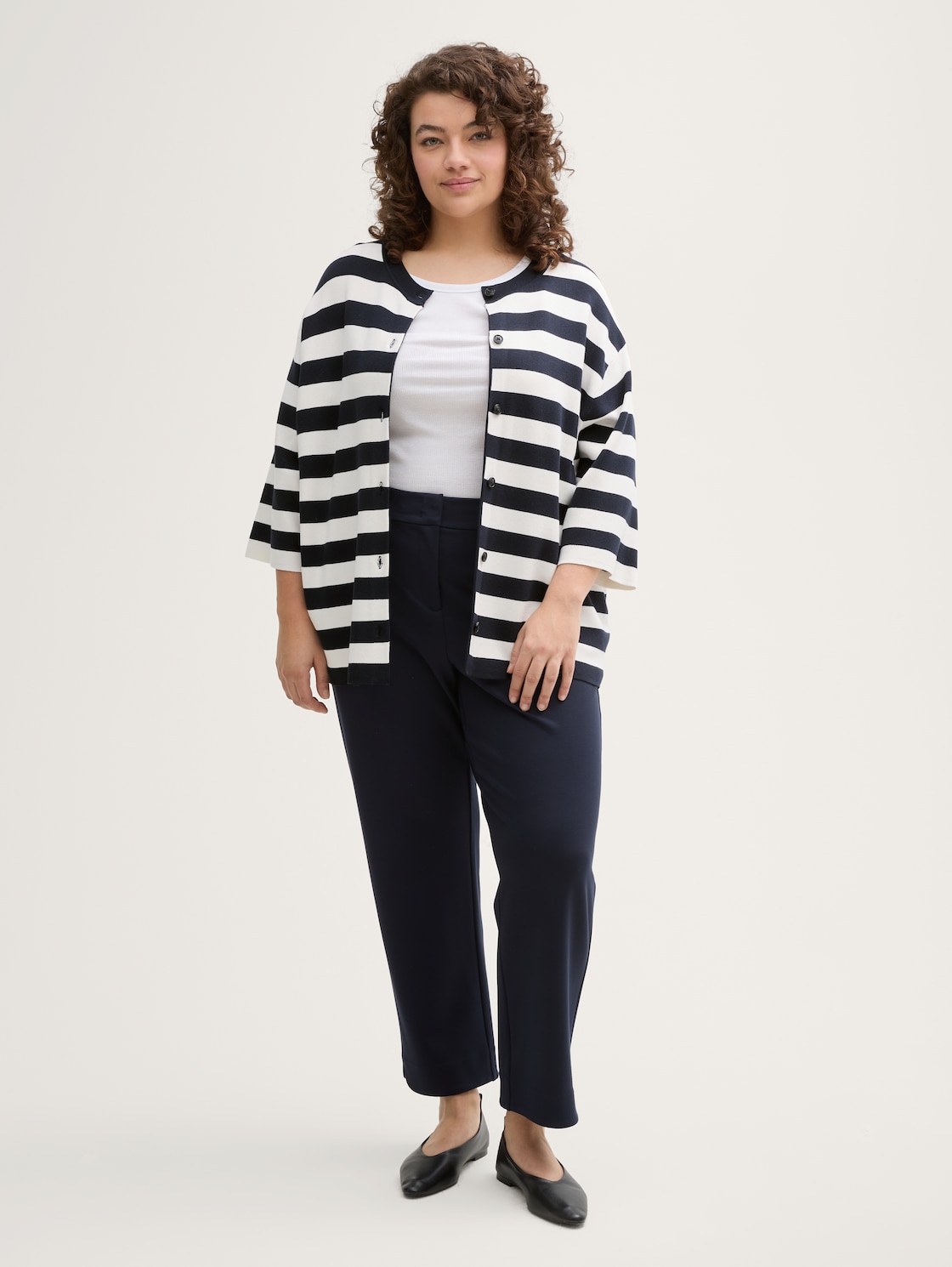 Plus Size - Cardigan mit Streifenmuster - navy offwhite block stripe - Model-Vorderansicht