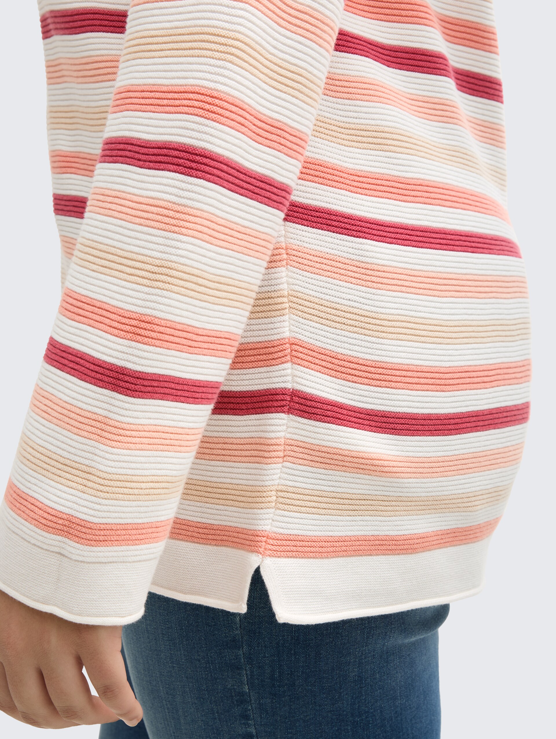 Plus Size - Strickpullover mit Bio-Baumwolle - peachy knit stripe design - Detail-Model-Ansicht