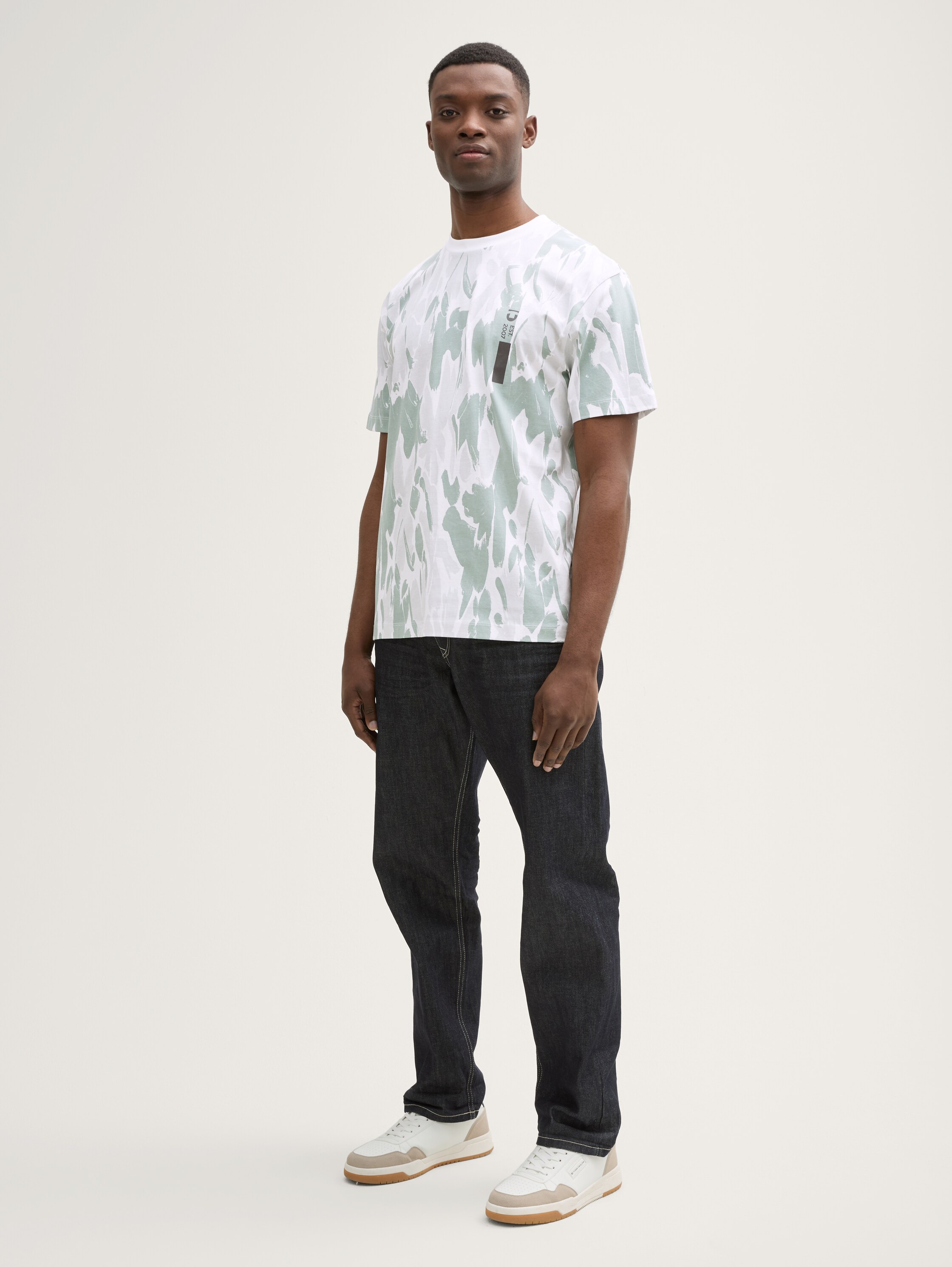 Relaxed Fit T-Shirt mit Allover-Print - white_abstract_flowery_print - 