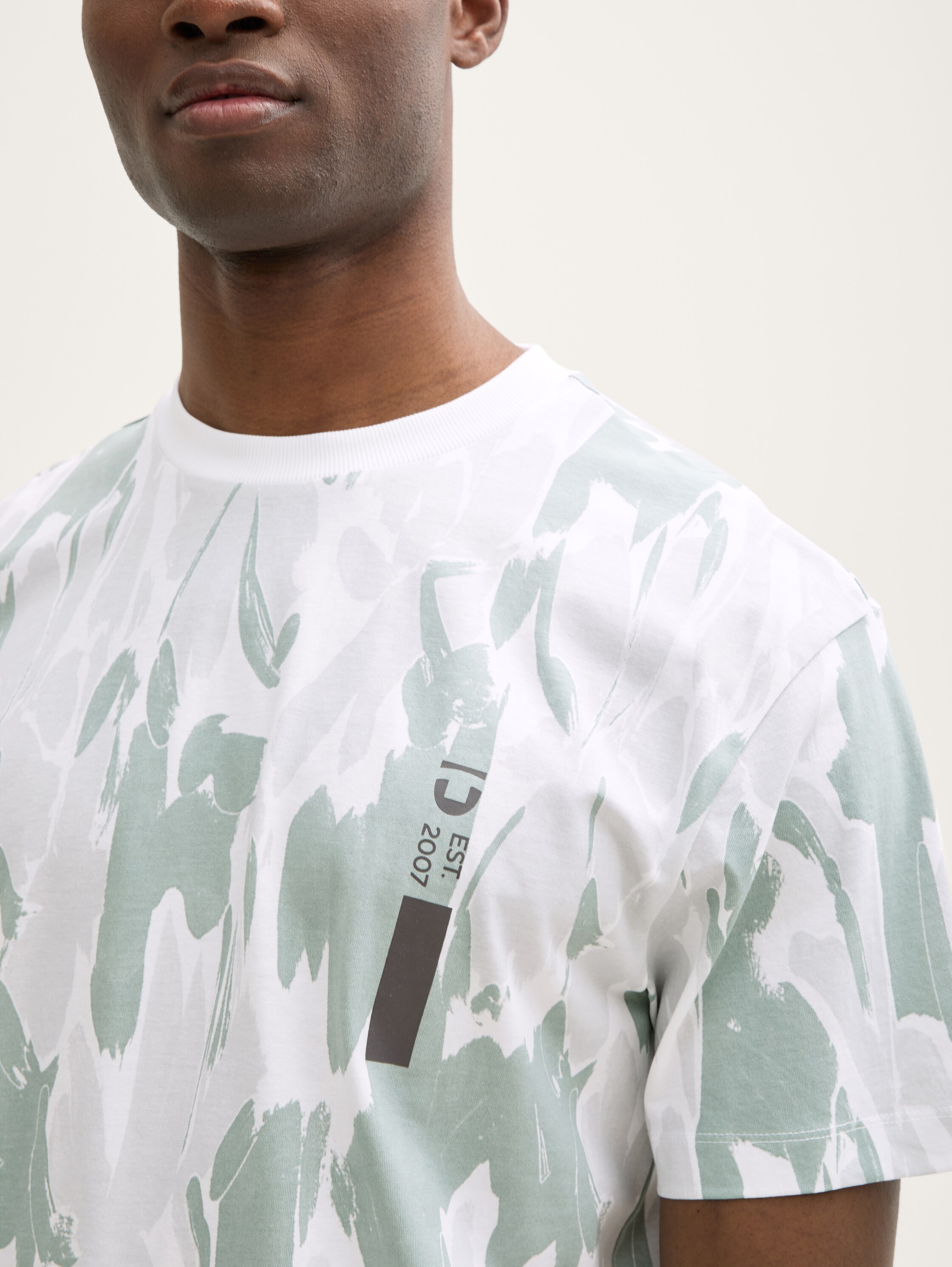 Relaxed Fit T-Shirt mit Allover-Print - white_abstract_flowery_print - 