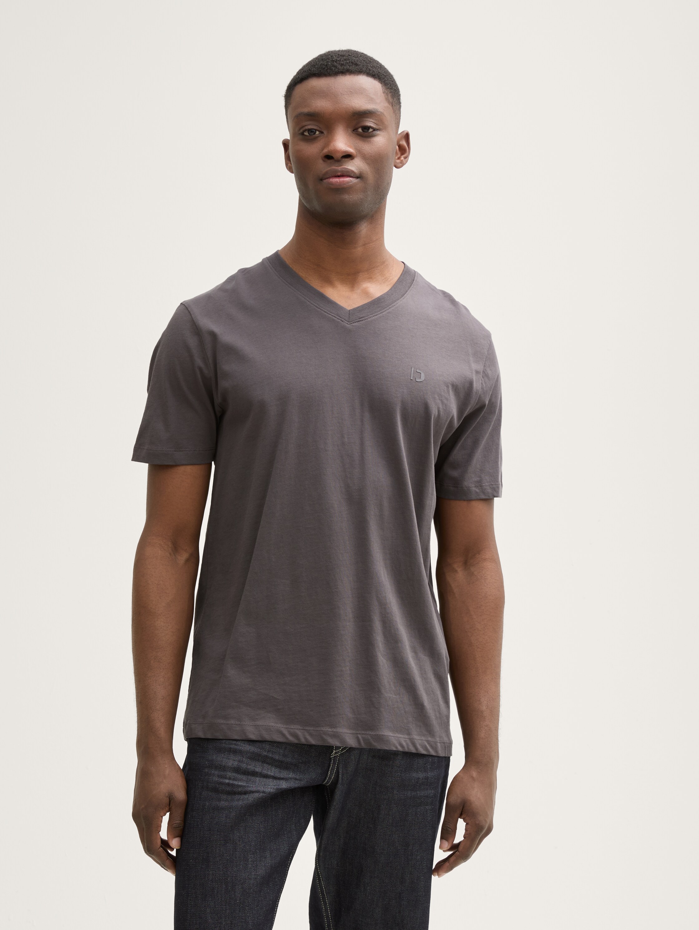 Basic T-Shirt mit V-Ausschnitt - pavement_grey - 