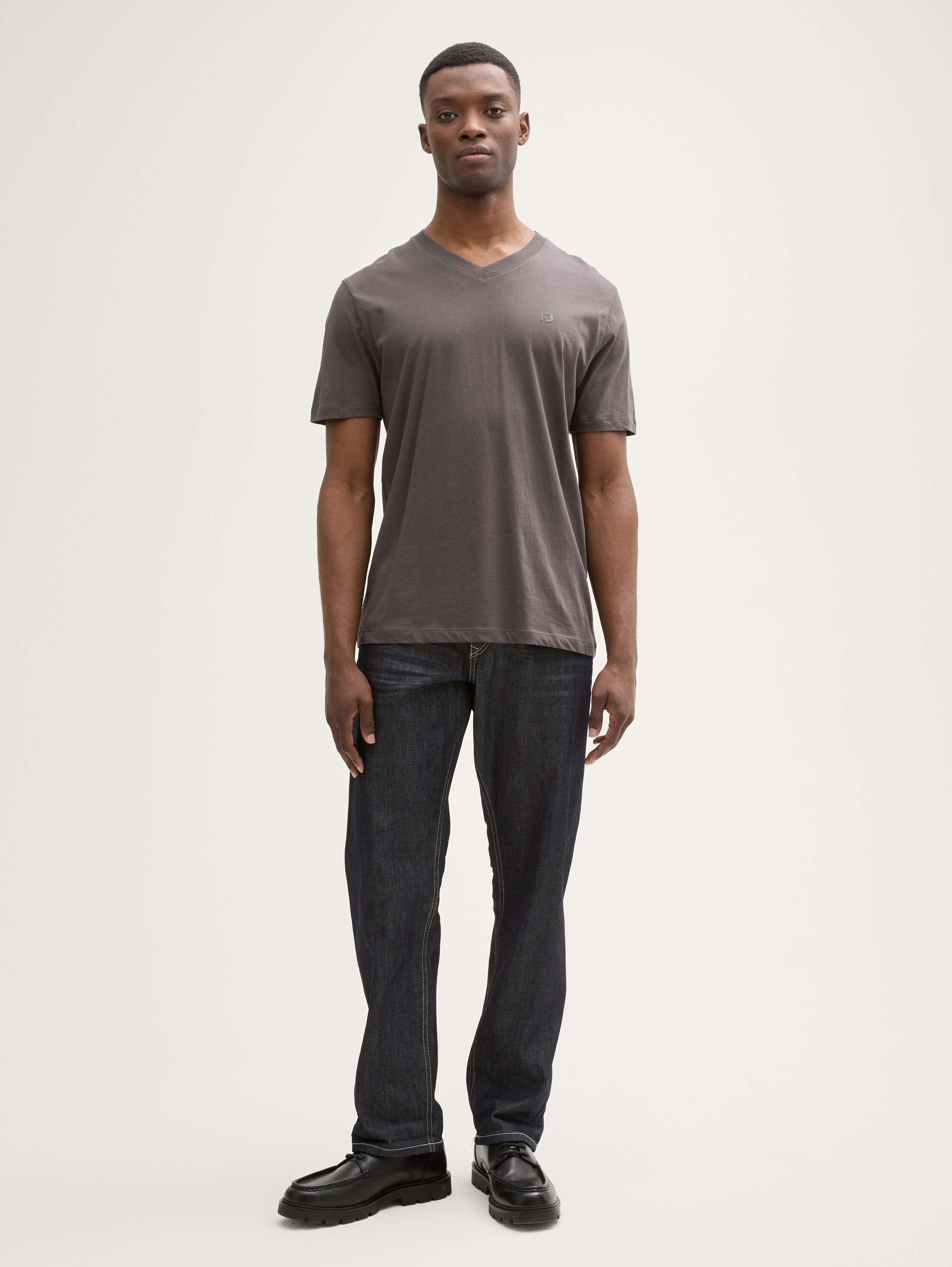 Basic T-Shirt mit V-Ausschnitt - pavement_grey - 