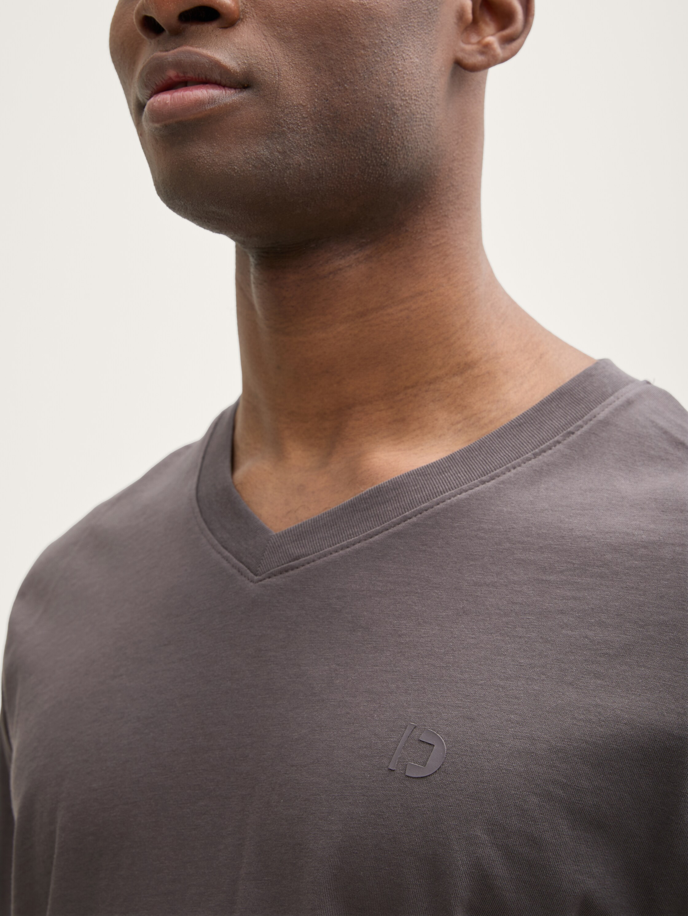 Basic T-Shirt mit V-Ausschnitt - pavement_grey - 