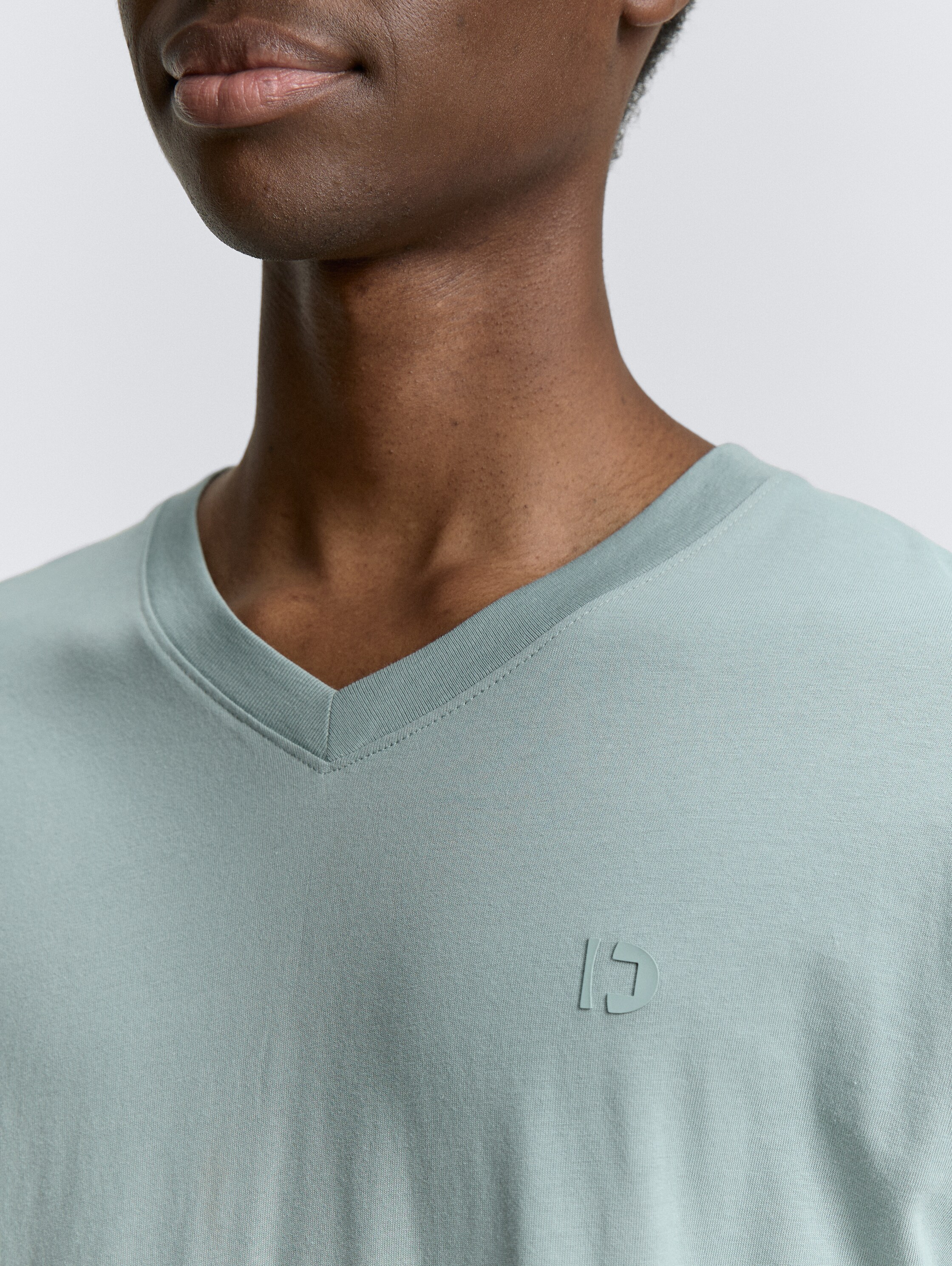 Basic T-Shirt mit V-Ausschnitt - light_ice_blue - 