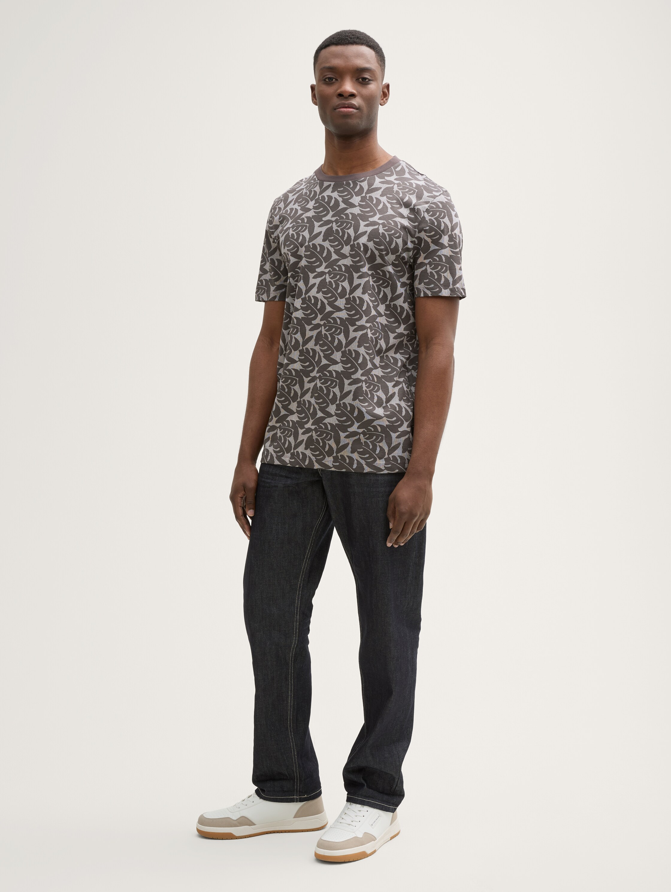 T-Shirt mit Allover-Print - 1