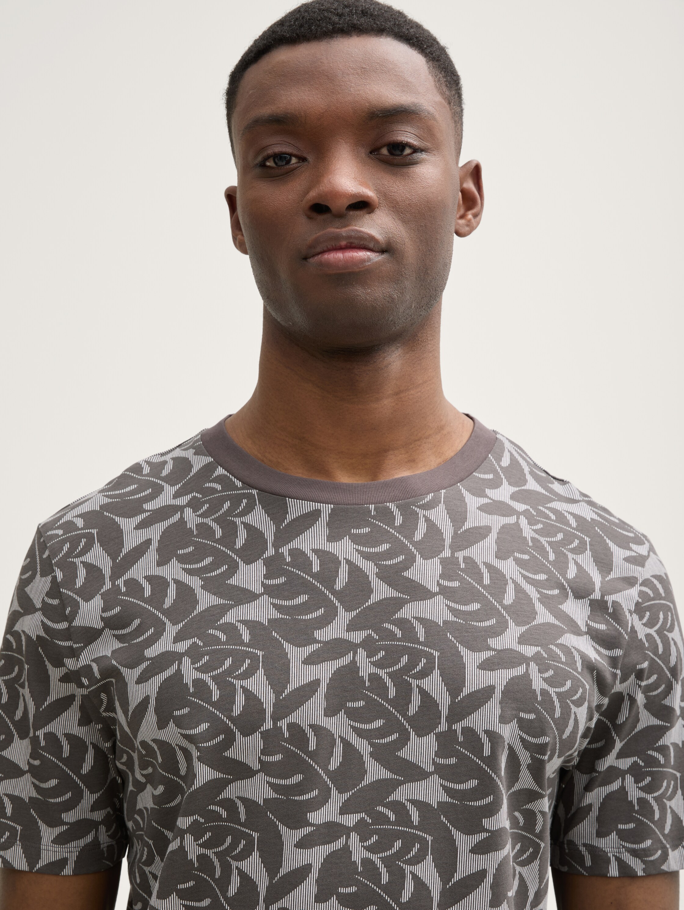 T-Shirt mit Allover-Print - 5