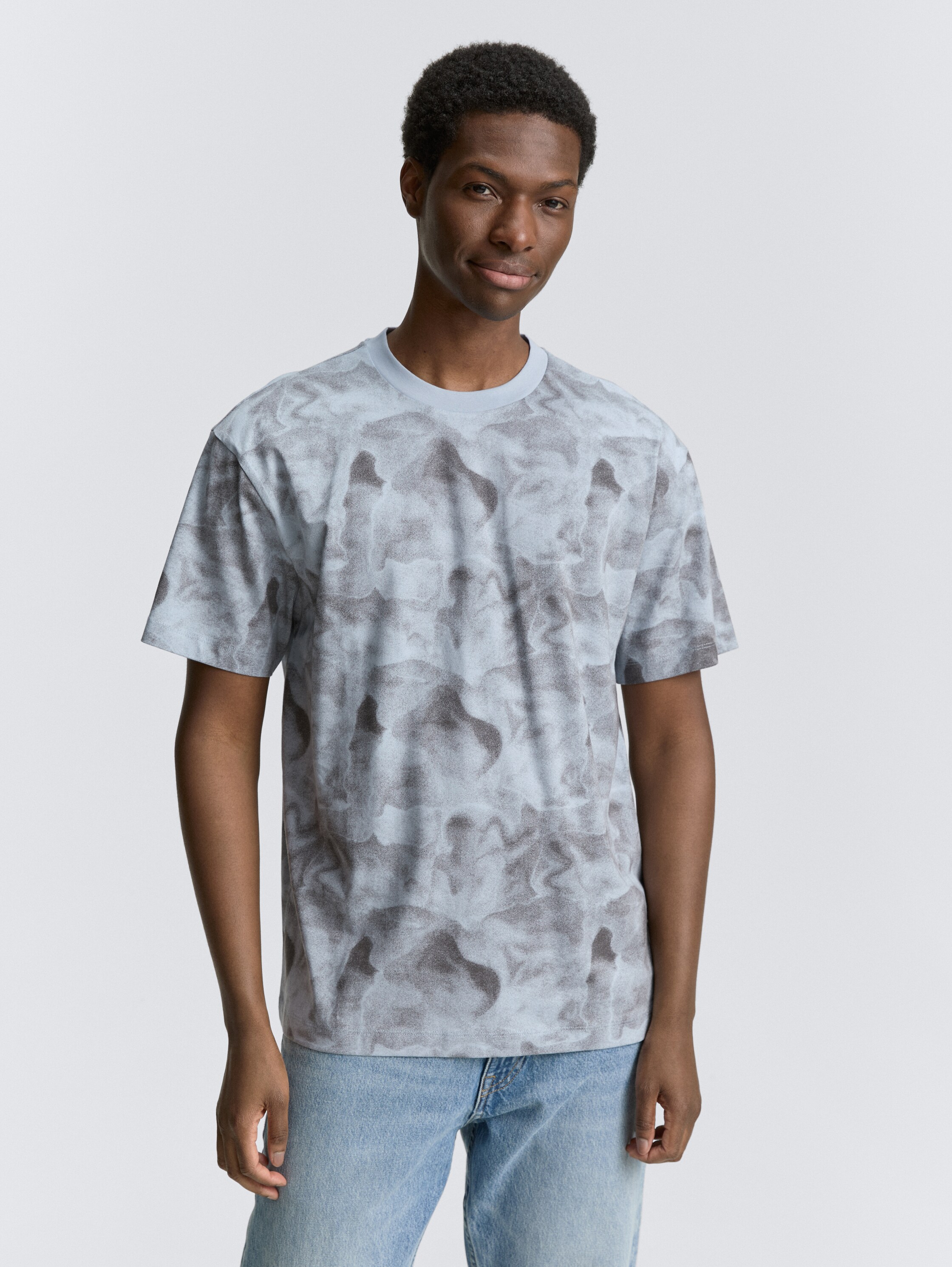 Relaxed Fit T-Shirt mit Allover-Print - light_blue_grey_watery_print - 