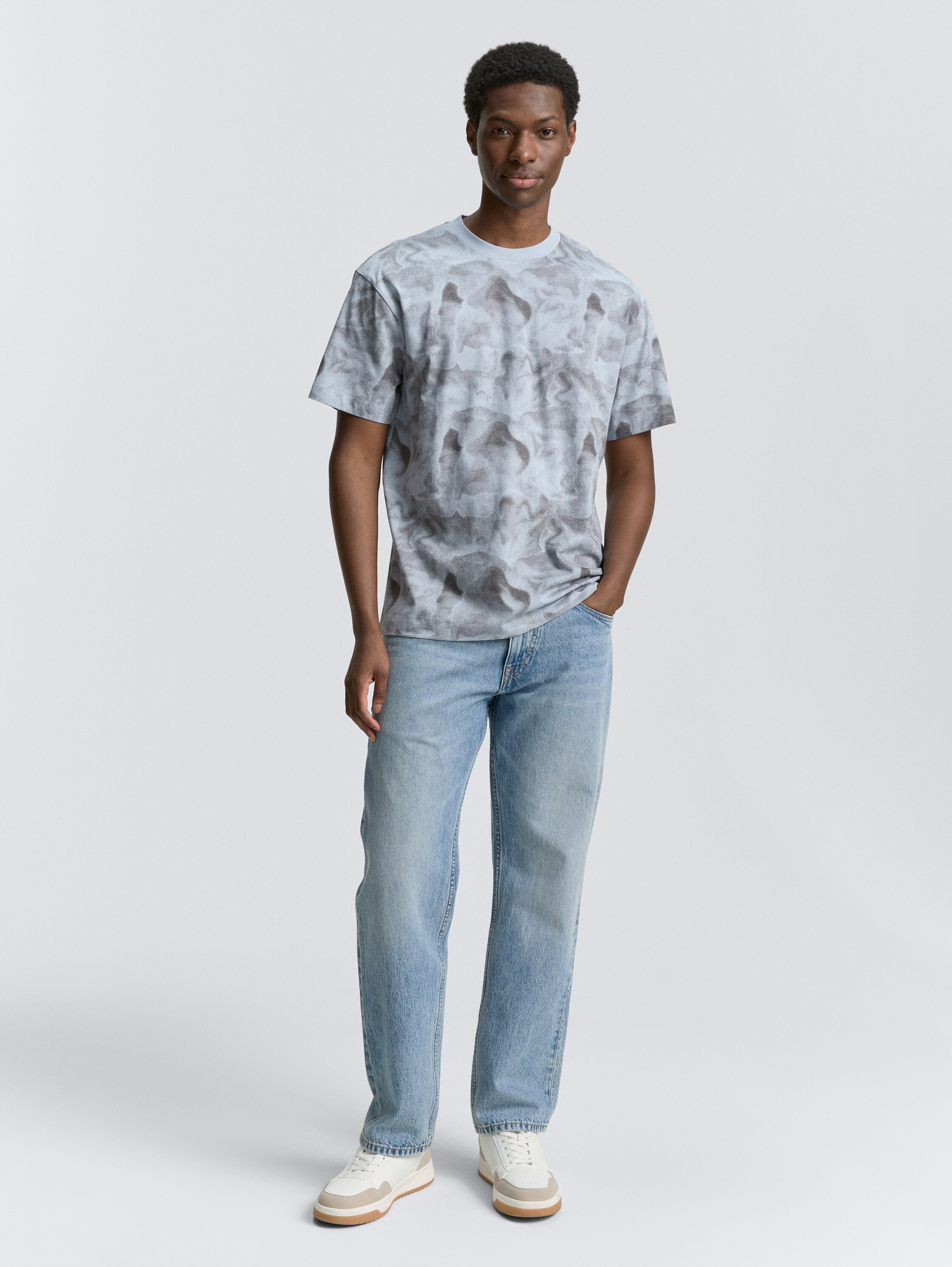 Relaxed Fit T-Shirt mit Allover-Print - light_blue_grey_watery_print - 