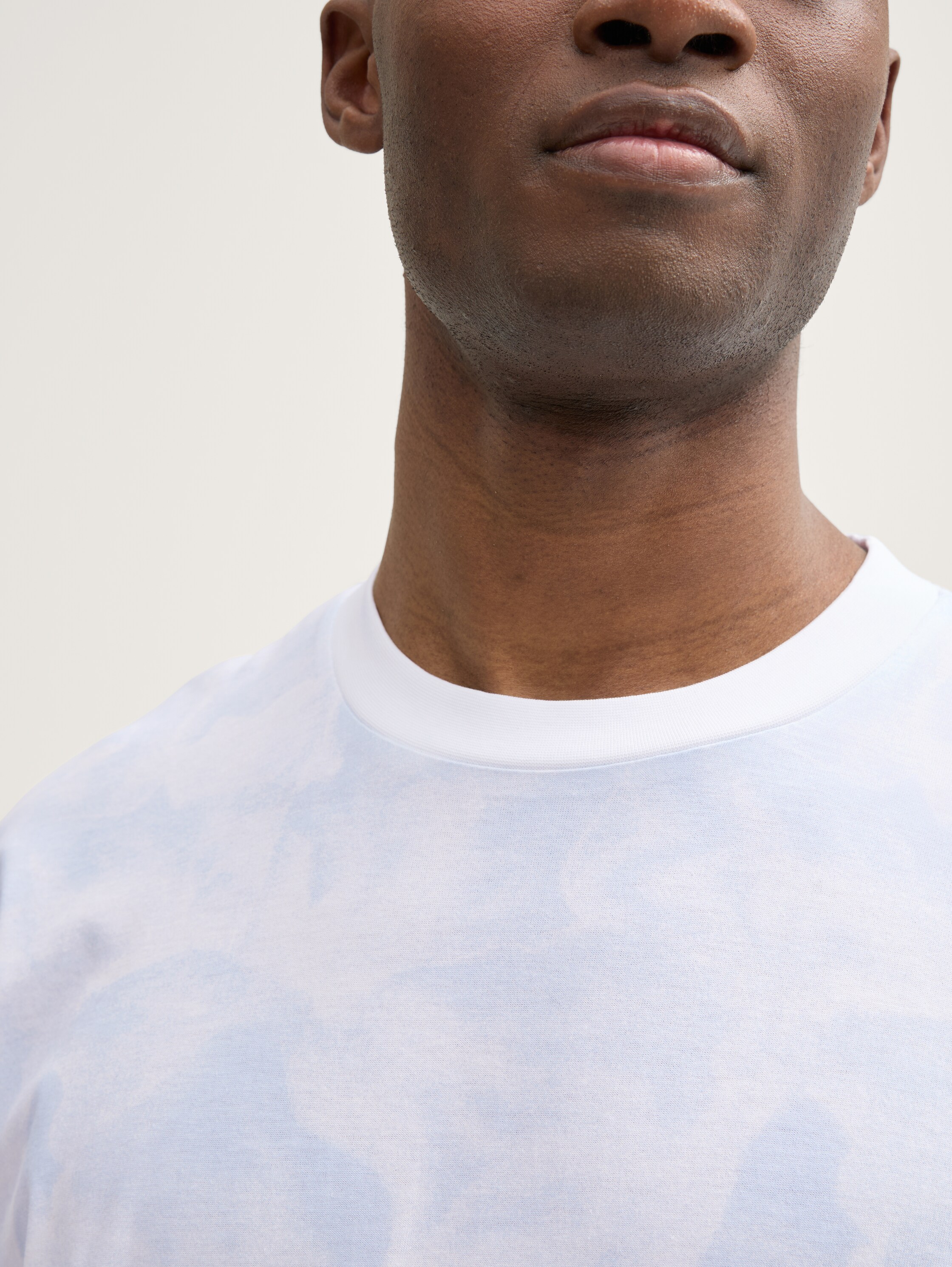 Relaxed Fit T-Shirt mit Allover-Print - white_blue_watery_print - 