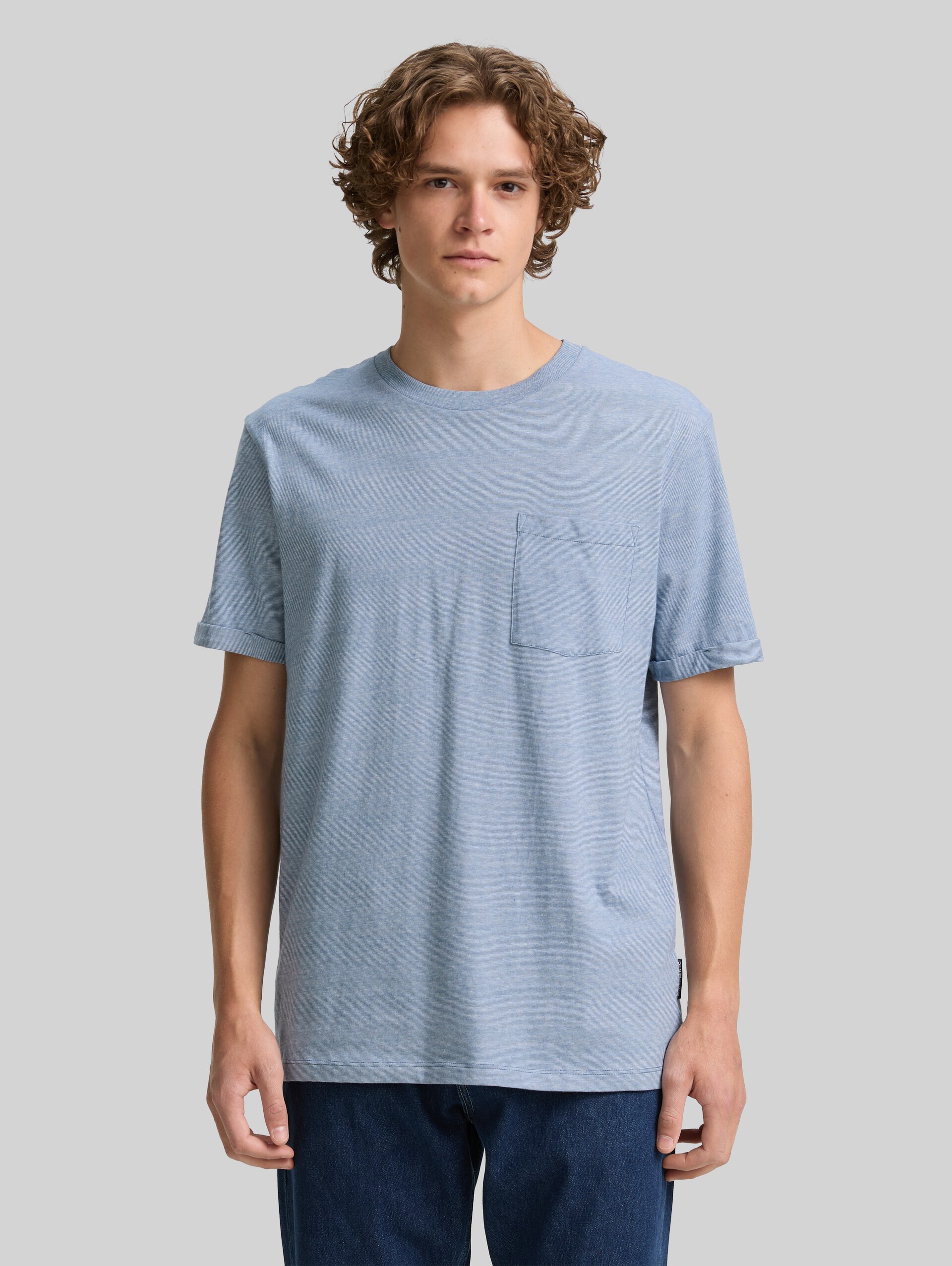 T-shirt with breast pocket - mystical blue - Neckline model front view