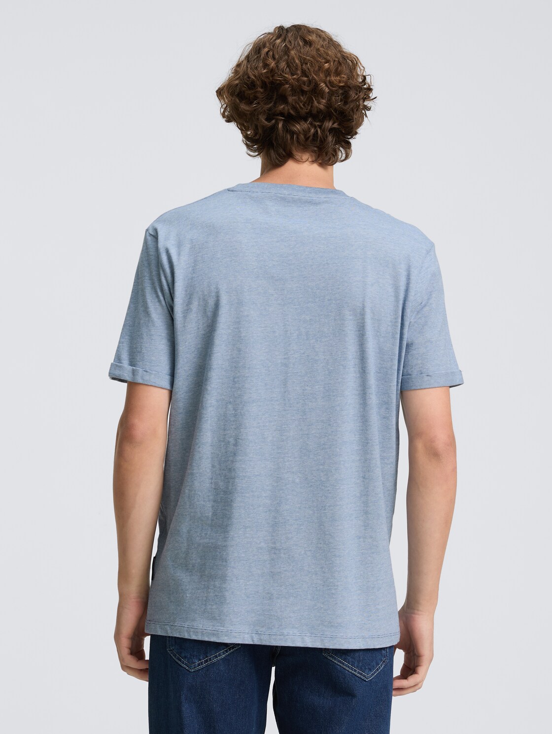 T-Shirt mit Brusttasche - mystical blue - Auschnitt Model-Rückansicht