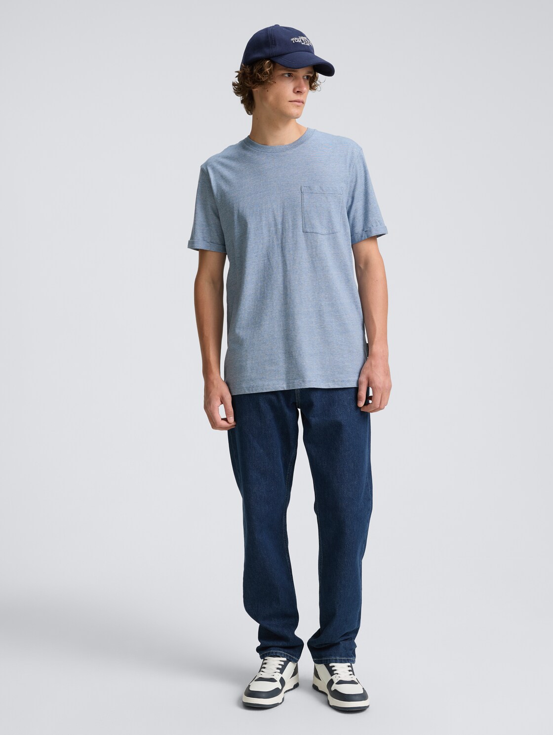 T-Shirt mit Brusttasche - mystical blue - Model-Vorderansicht