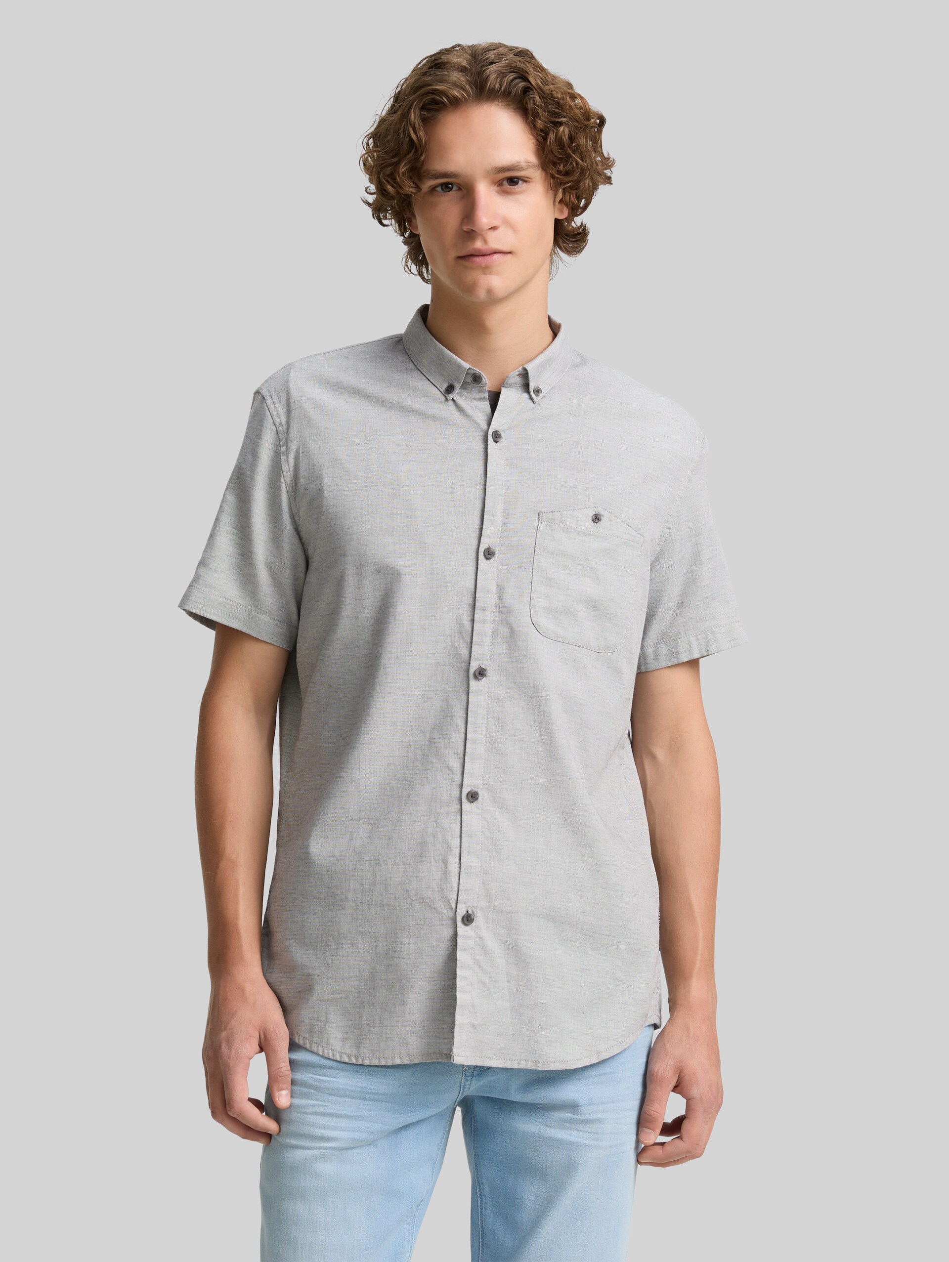 Regular fit short sleeve shirt with breast pocket - chalk grey structure - Neckline model front view