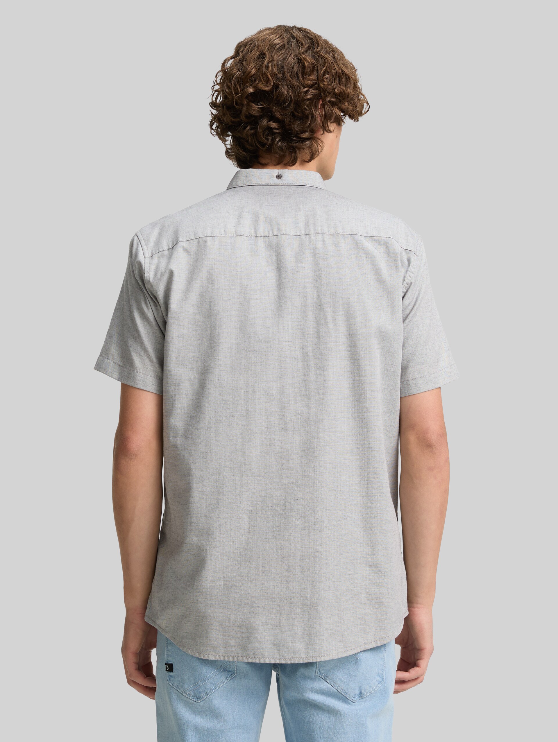 Regular fit short sleeve shirt with breast pocket - chalk grey structure - Neckline model-back view