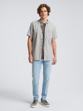 Chemise à manches courtes coupe classique avec poche poitrine - chalk grey structure - Vue de face du modèle