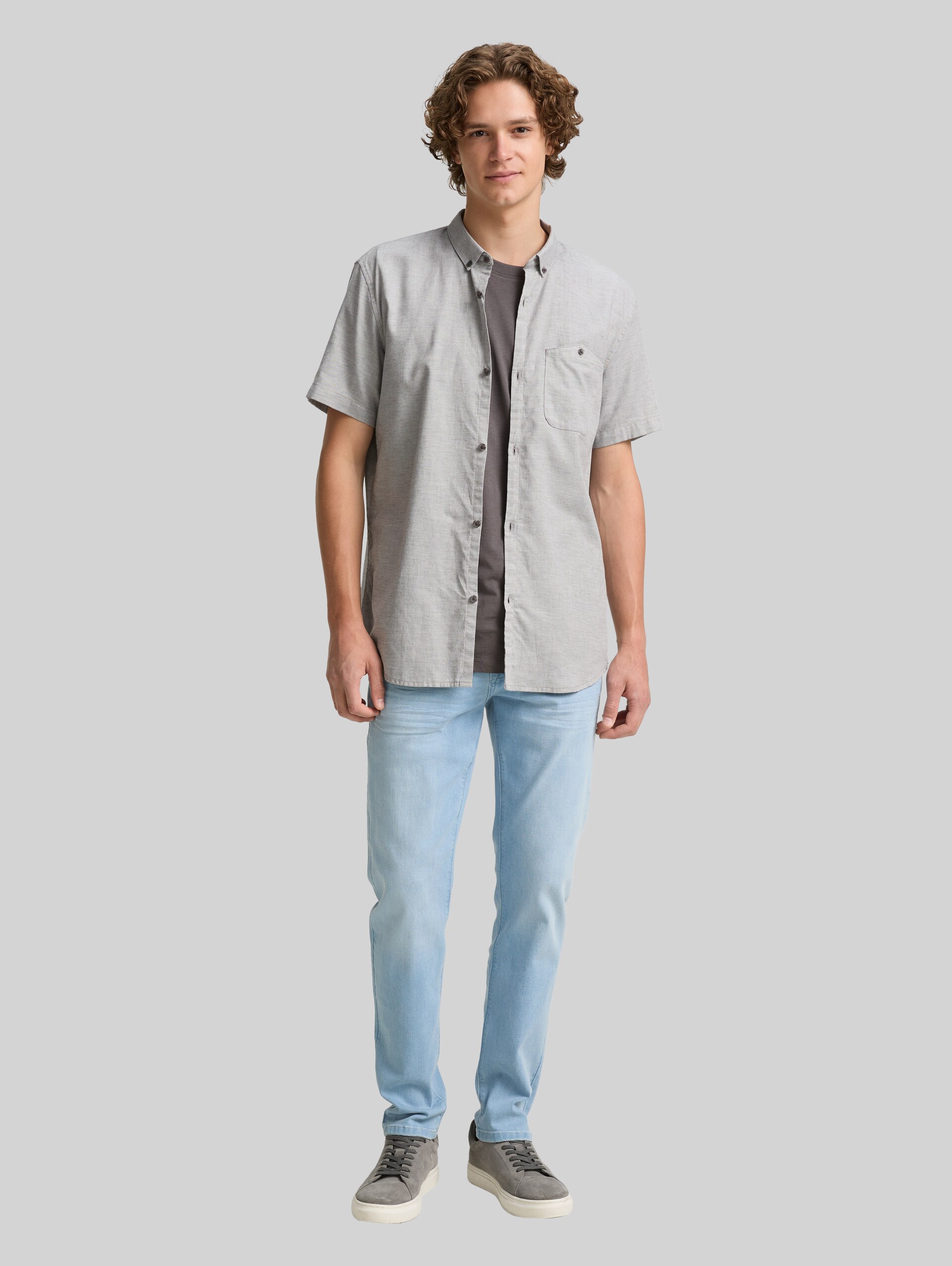 Regular fit short sleeve shirt with breast pocket - chalk grey structure - Model front view