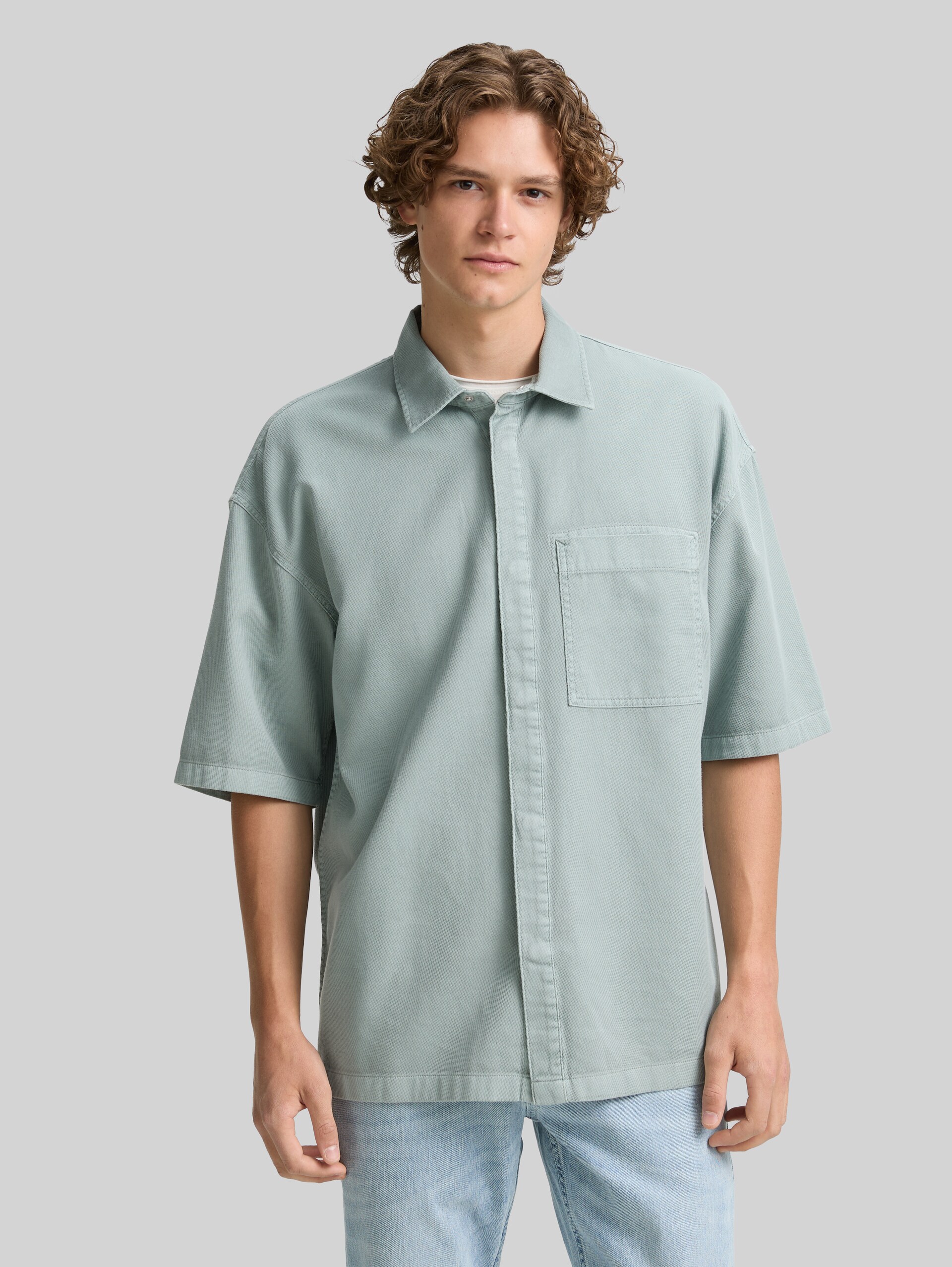 Overshirt shirt with short sleeves - light ice blue - Neckline model front view