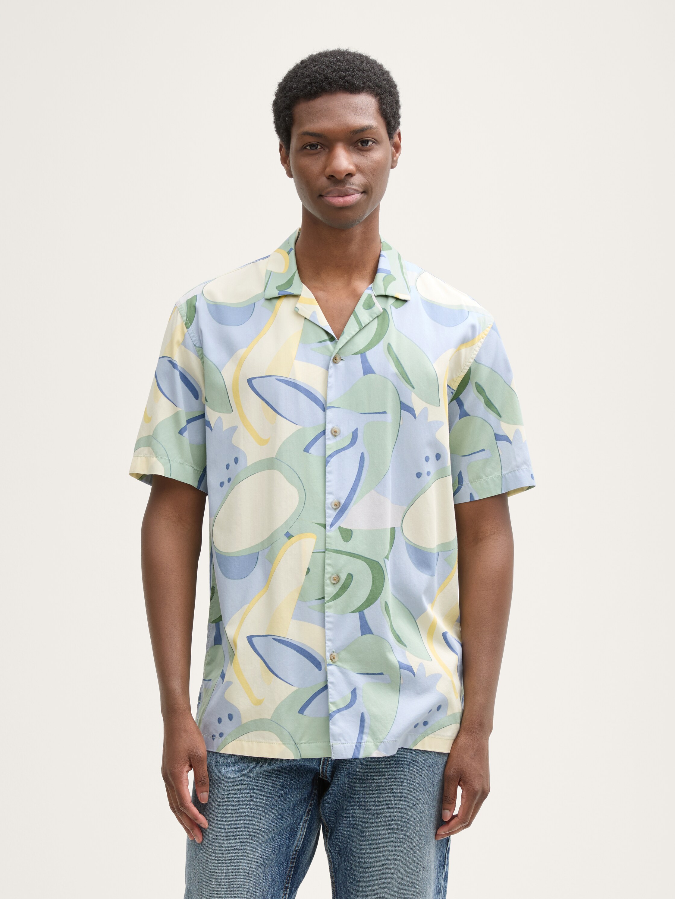 Relaxed fit short sleeve shirt in Hawaiian look - colorful_big_tropical_print - 