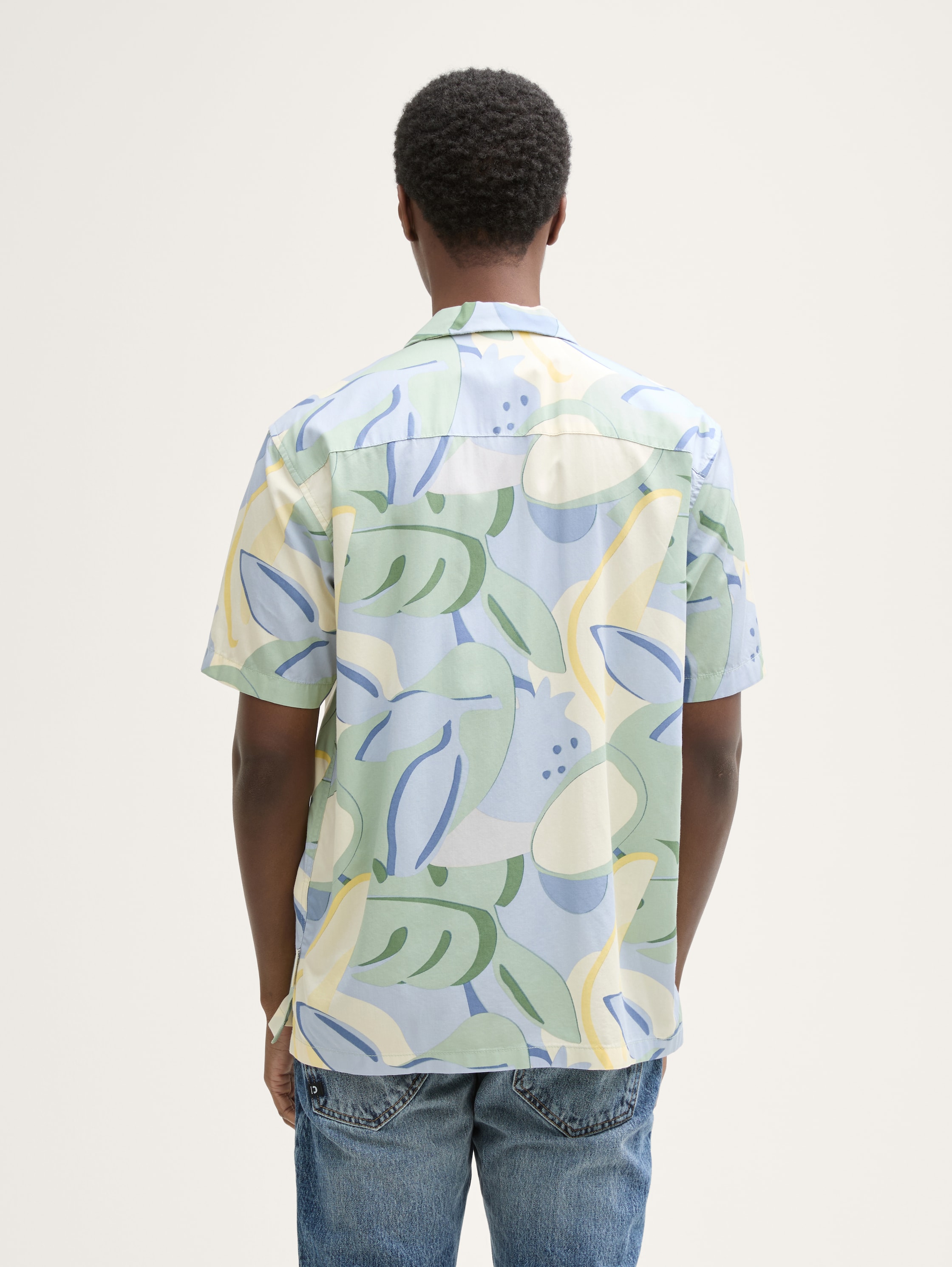 Relaxed fit short sleeve shirt in Hawaiian look - colorful_big_tropical_print - 