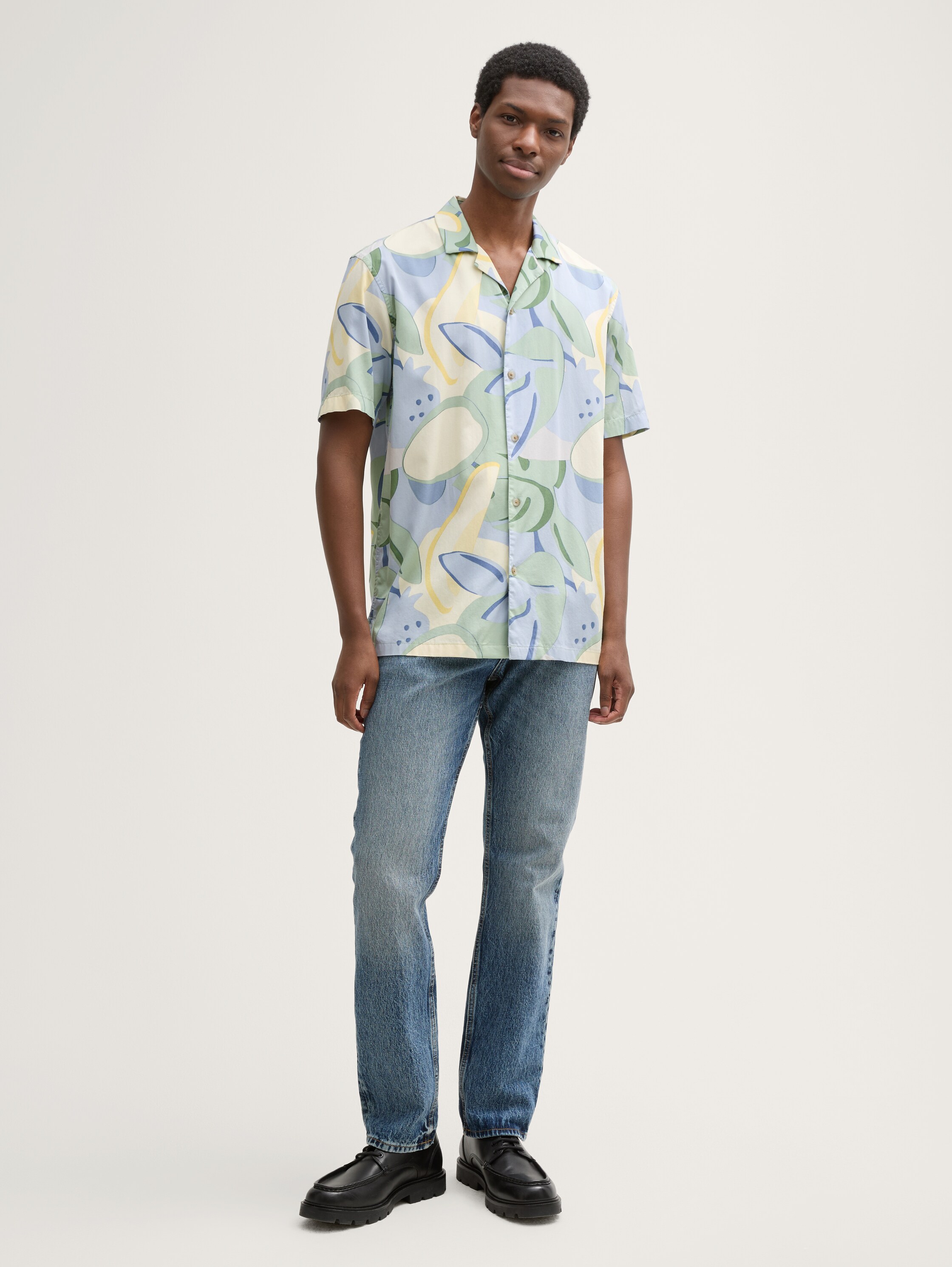 Relaxed fit short sleeve shirt in Hawaiian look - colorful_big_tropical_print - 