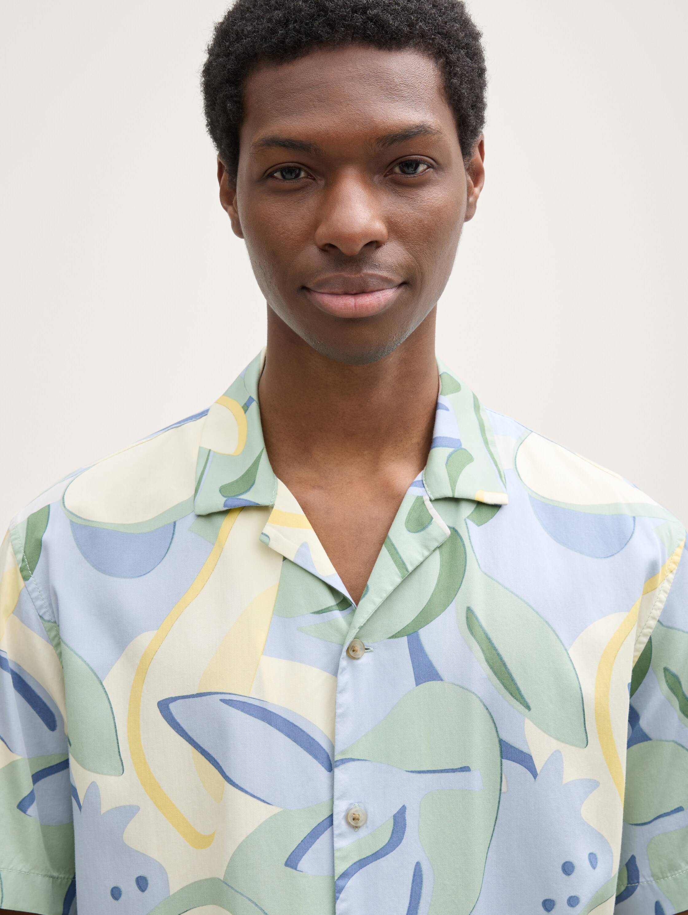 Relaxed fit short sleeve shirt in Hawaiian look - colorful_big_tropical_print - 